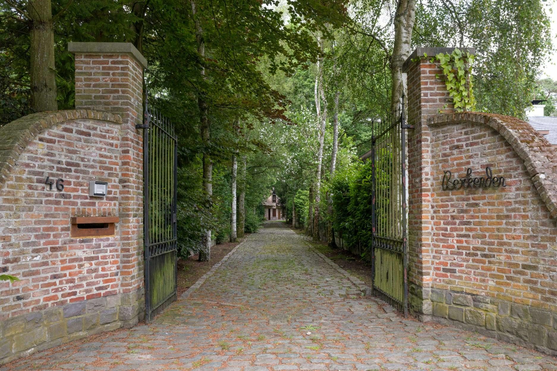 Uiterst rustig gelegen landhuis met 5 slaapkamers op een perceel van 4926m²