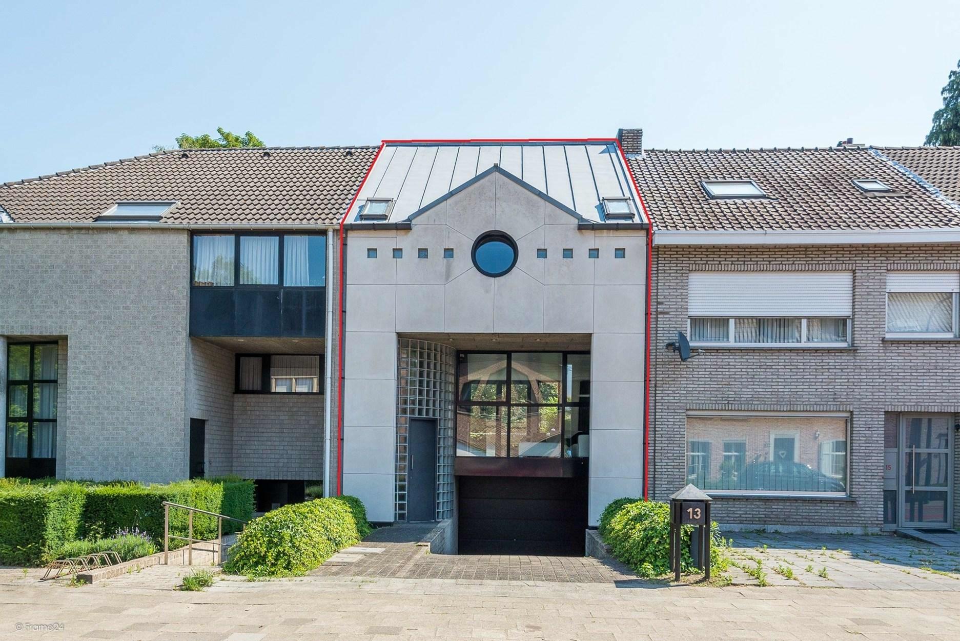 Moderne rijwoning, met zonnig terras en tuin ca. 95m², inpandige garage of berging, woonk met open kkn en ruim terras, 3 slpks en 1 badk