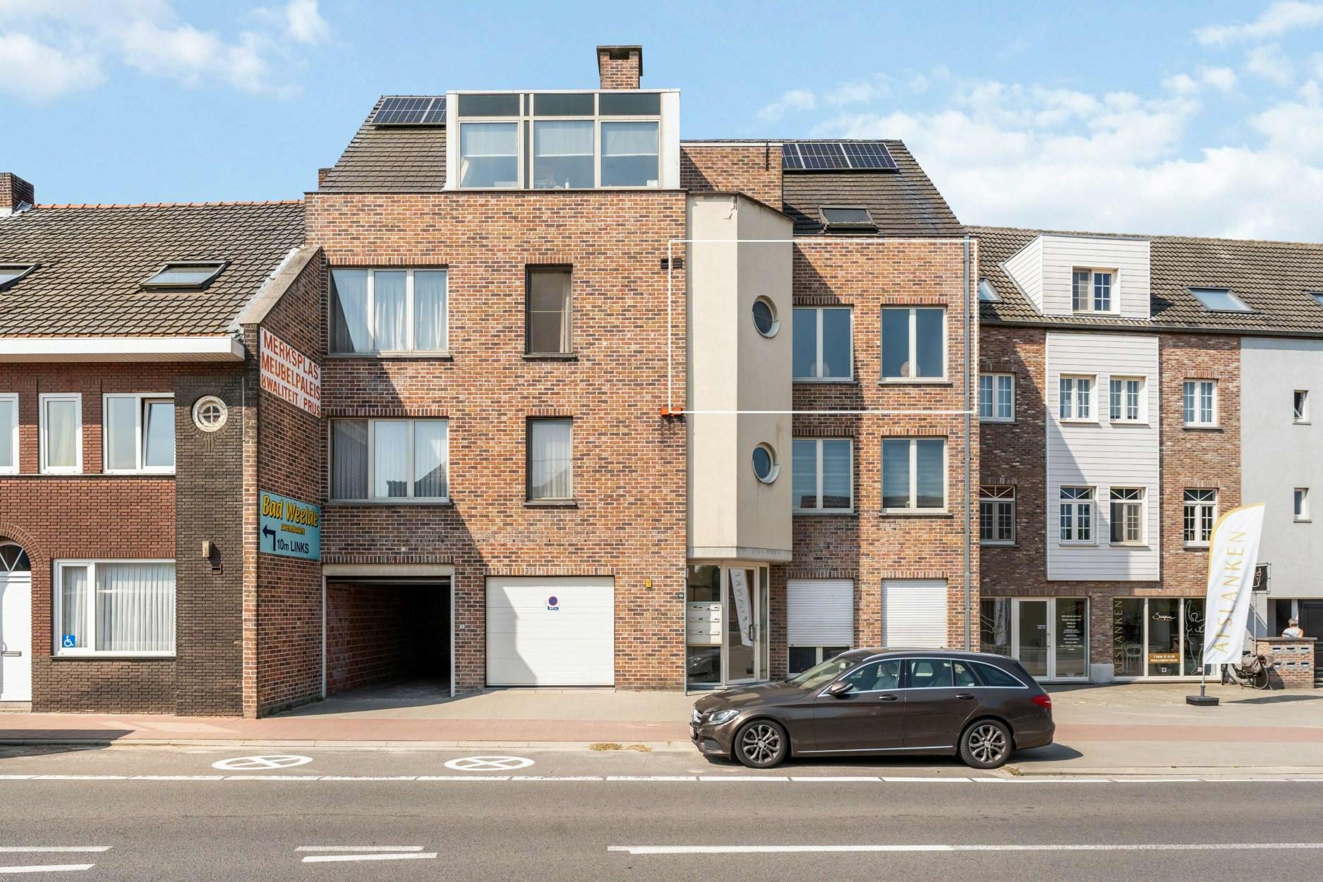 Ruim 2-slaapkamerappartement te Weelde op de 2de verdieping met ruim terras en carport