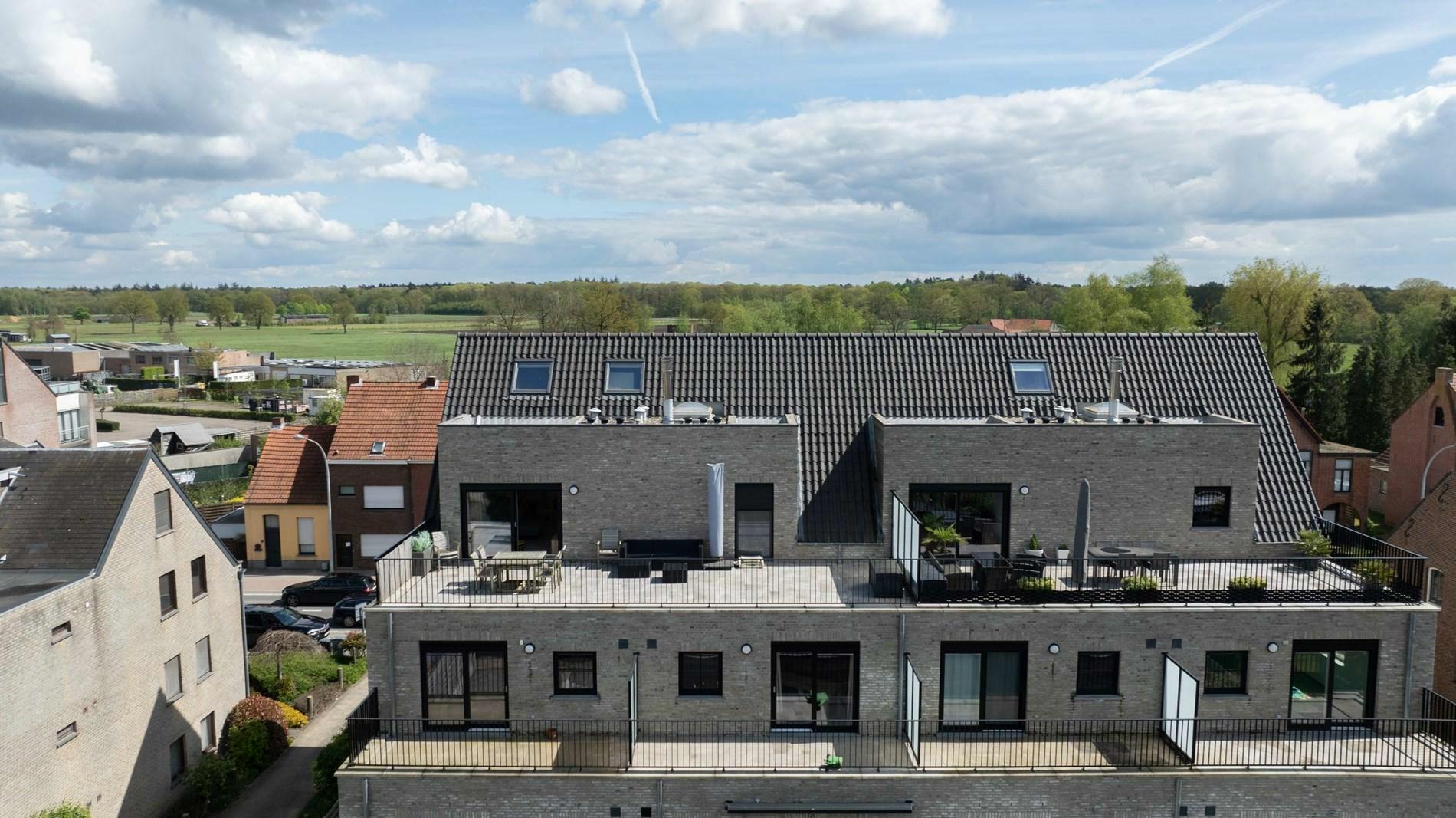 Modern, energiezuinig duplex appartement met 3 slaapkamers, ruim terras (49 m²), afgesloten garage en staanplaats