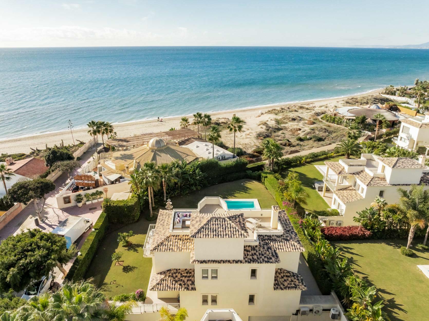 Luxe en ruime eerstelijns strandvilla in Las Chapas, Marbella Oost