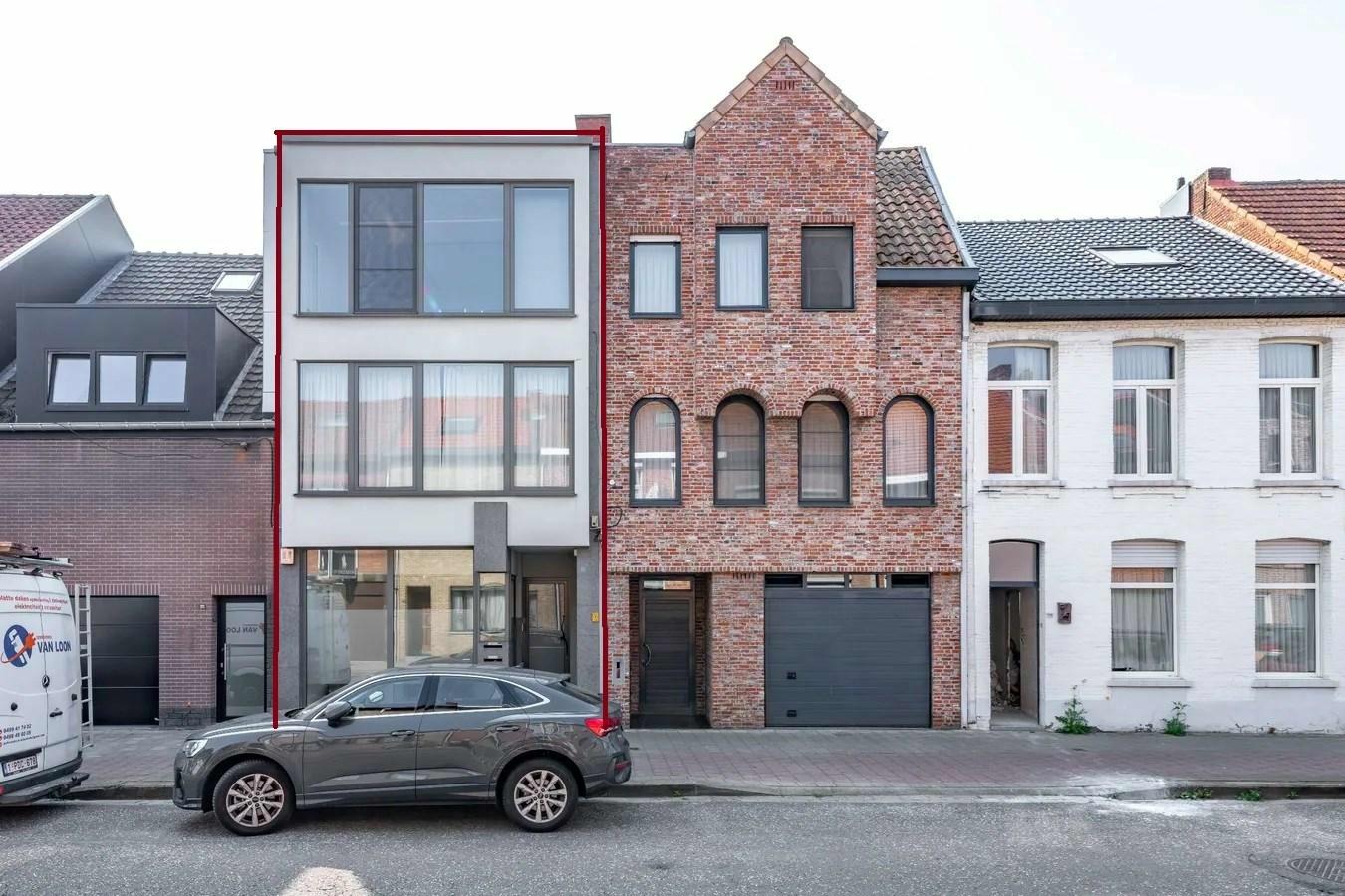 Investeringsgebouw met kantoorruimte en 2 bovengelegen appartementen