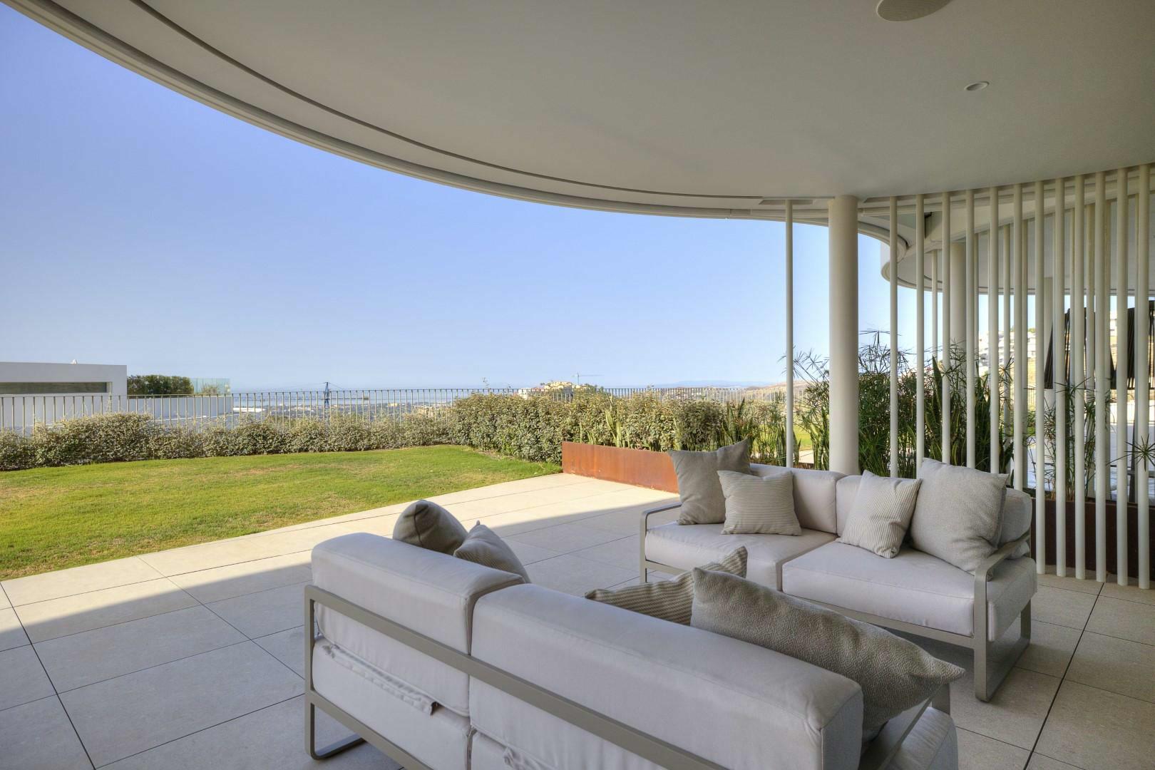 Luxe appartement in eigentijdse stijl met prachtig panoramisch uitzicht op zee in een nieuwe gesloten urbanisatie in Benahavis