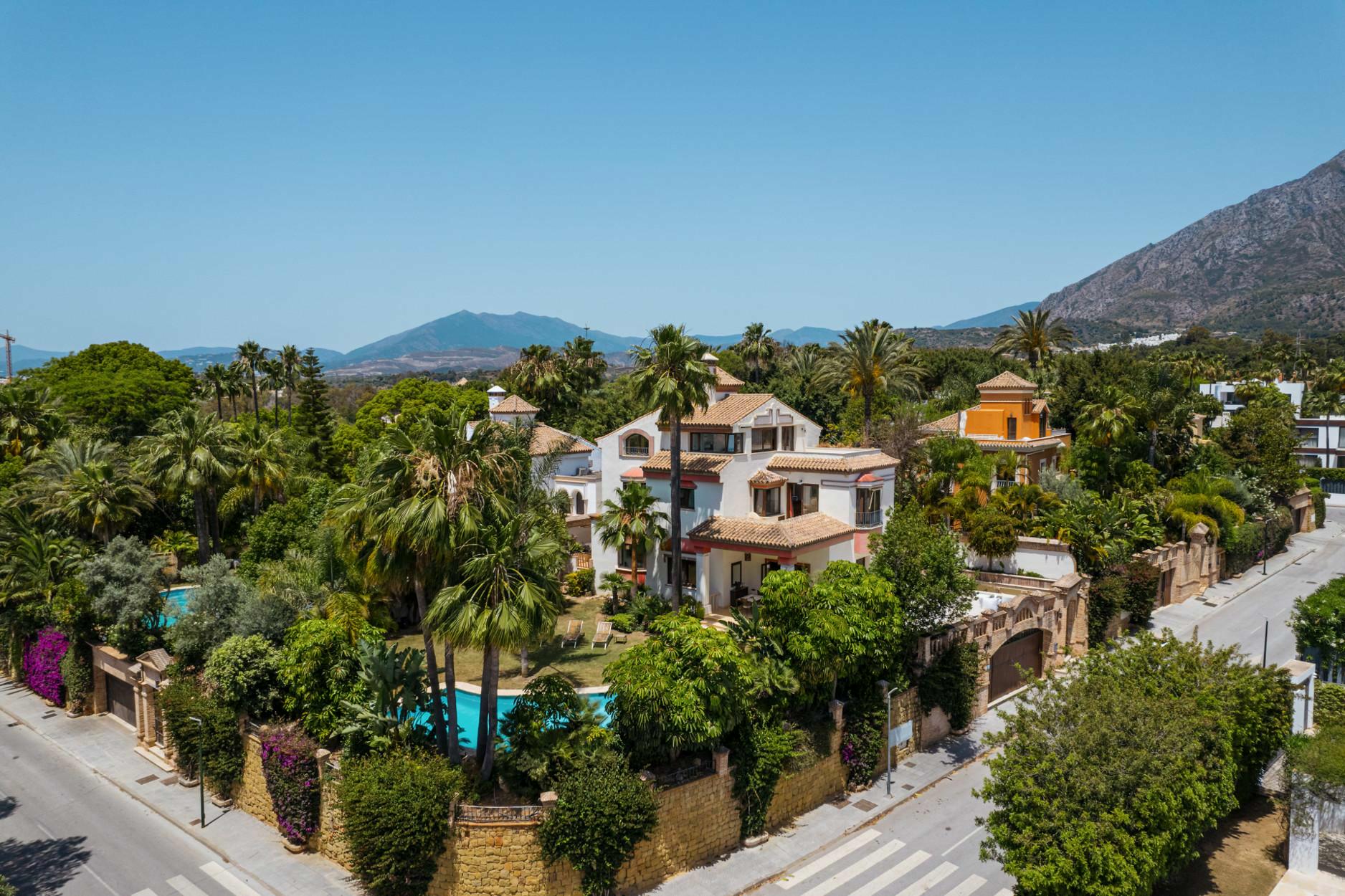 Large classic Andalusian style villa in the heart of the Golden Mile with many possibilities.