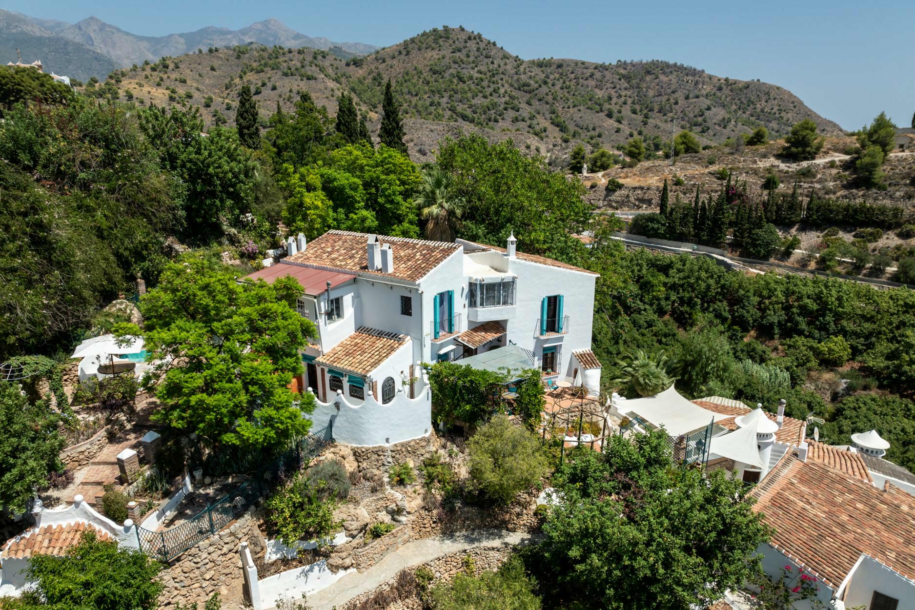 CORTIJO LA PERRINDA, een betoverend toevluchtsoord in de bergen van Frigiliana, Andalusië