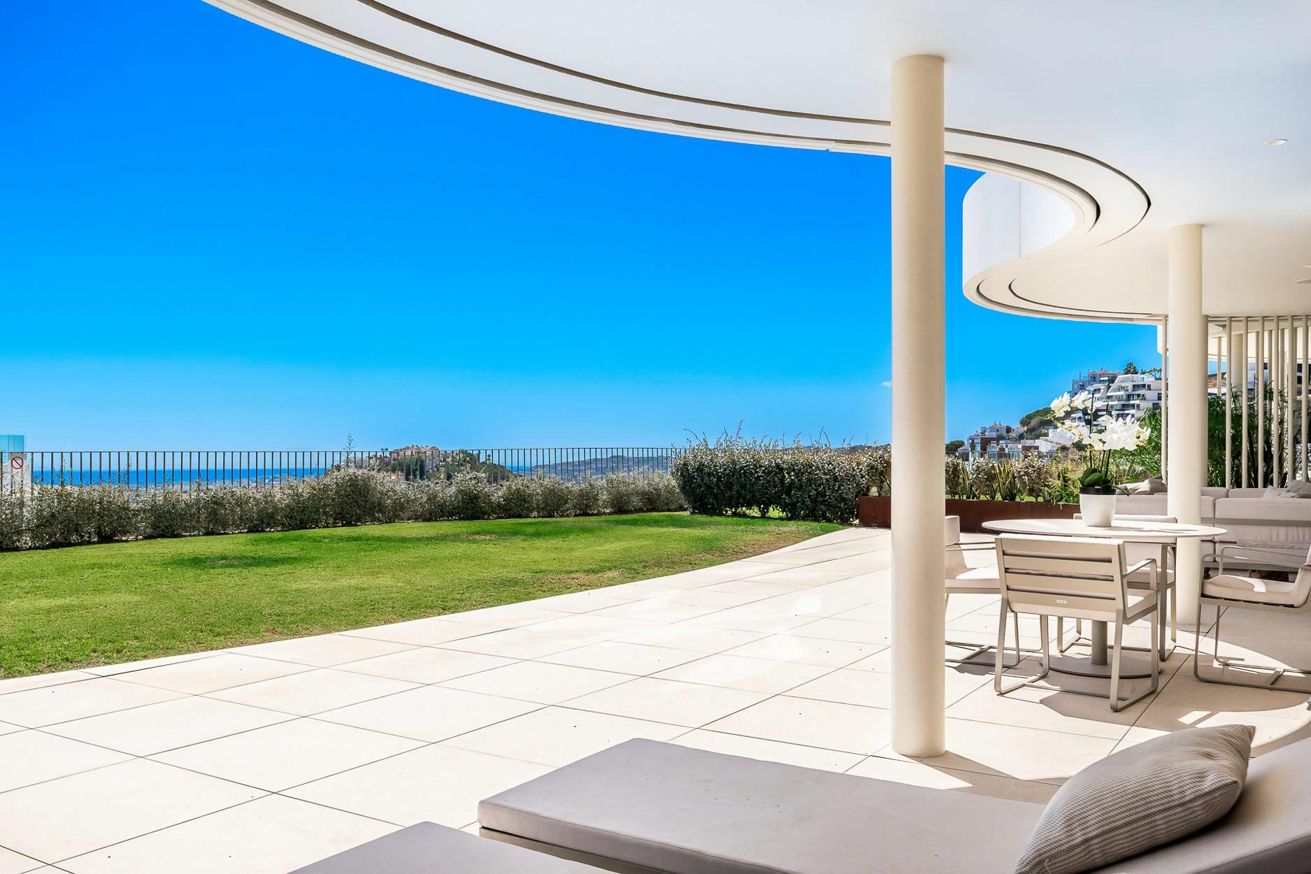 Luxe appartement in eigentijdse stijl met prachtig panoramisch uitzicht op zee in een nieuwe gesloten urbanisatie in Benahavis