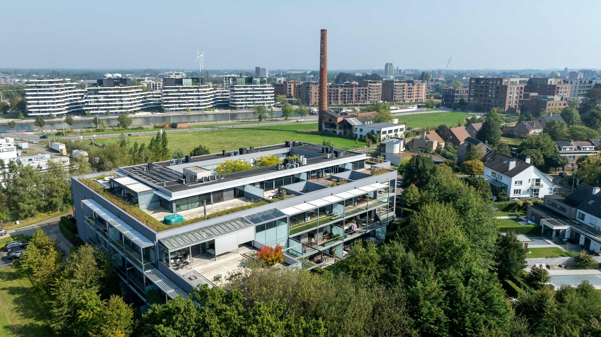 Unieke duplex-loft van + 200m2 met grote terrassen gelegen op een rustige plek in Hasselt centrum.