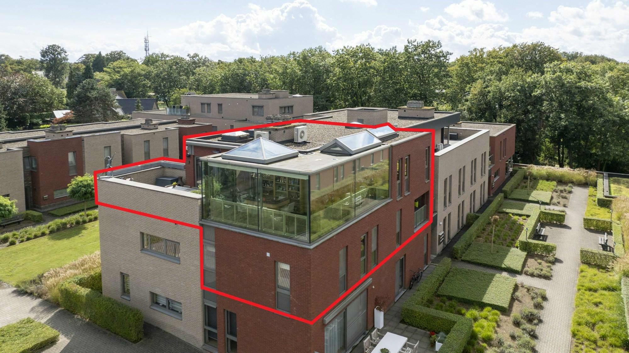 Duplex penthouse van 239m2 met 2 terrassen gelegen in het centrum van Zutendaal.