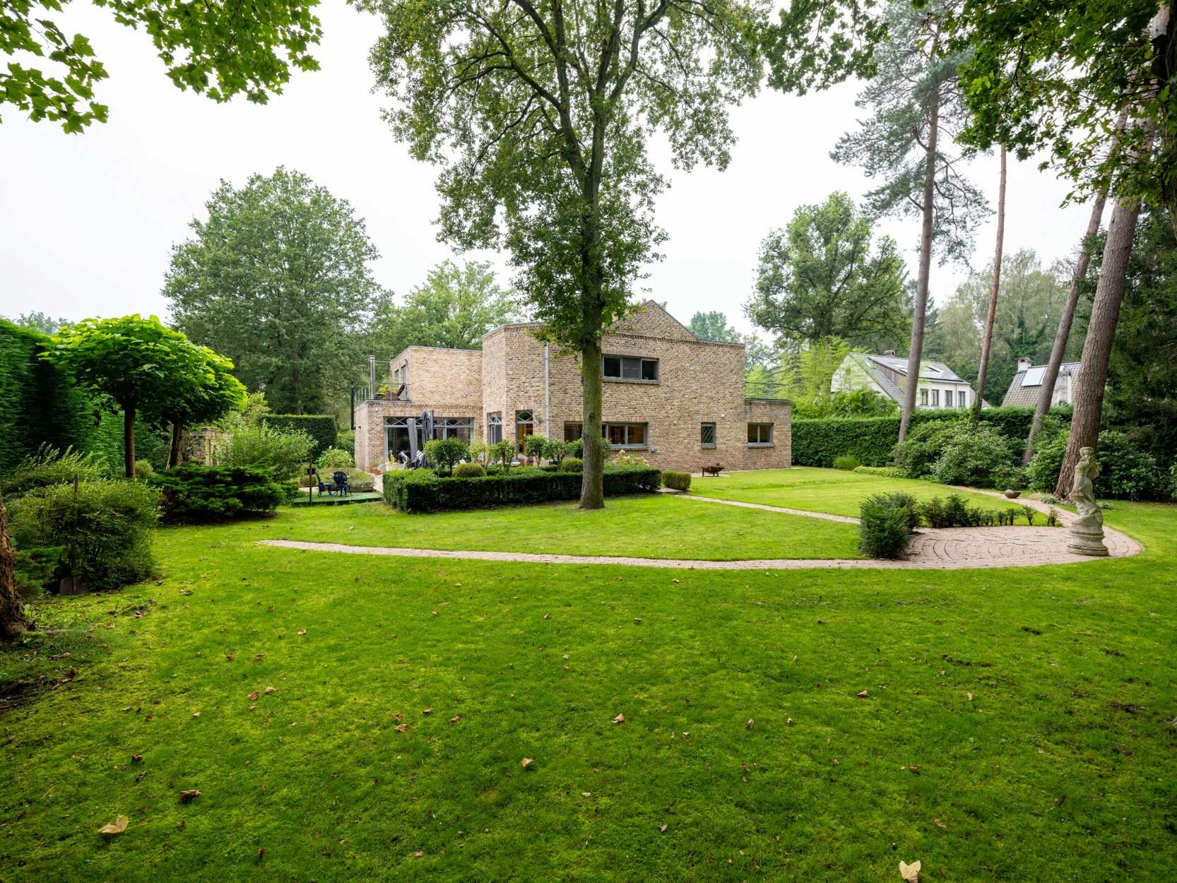 Ruime villa in rustige residentiële wijk met 4 à 5 slaapks, 3 badks op ca. 2.160 m²