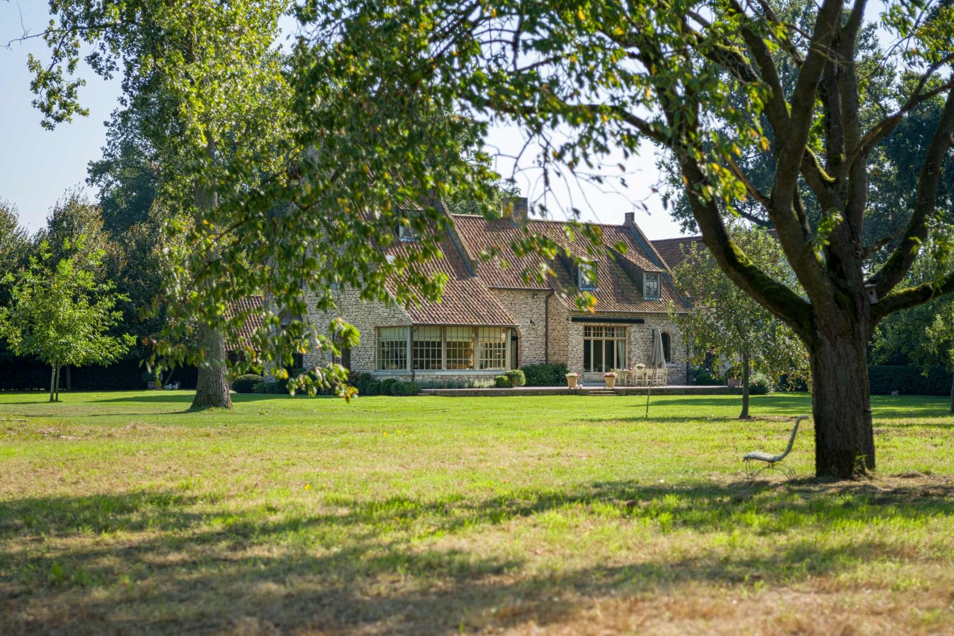 Prachtig landhuis- vierkantshoeve op een idyllische locatie op een terrein van 18796m2 te Dilsen-Stokkem.