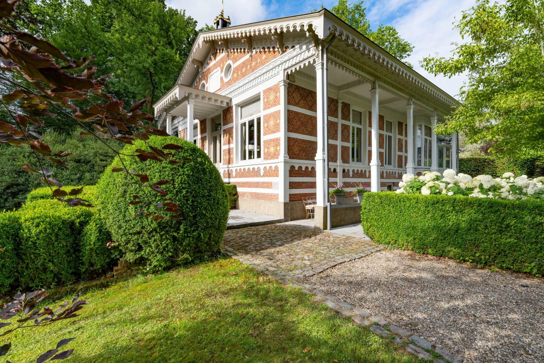 Domein met gerestaureerde villa, koetshuis en bouwgrond 