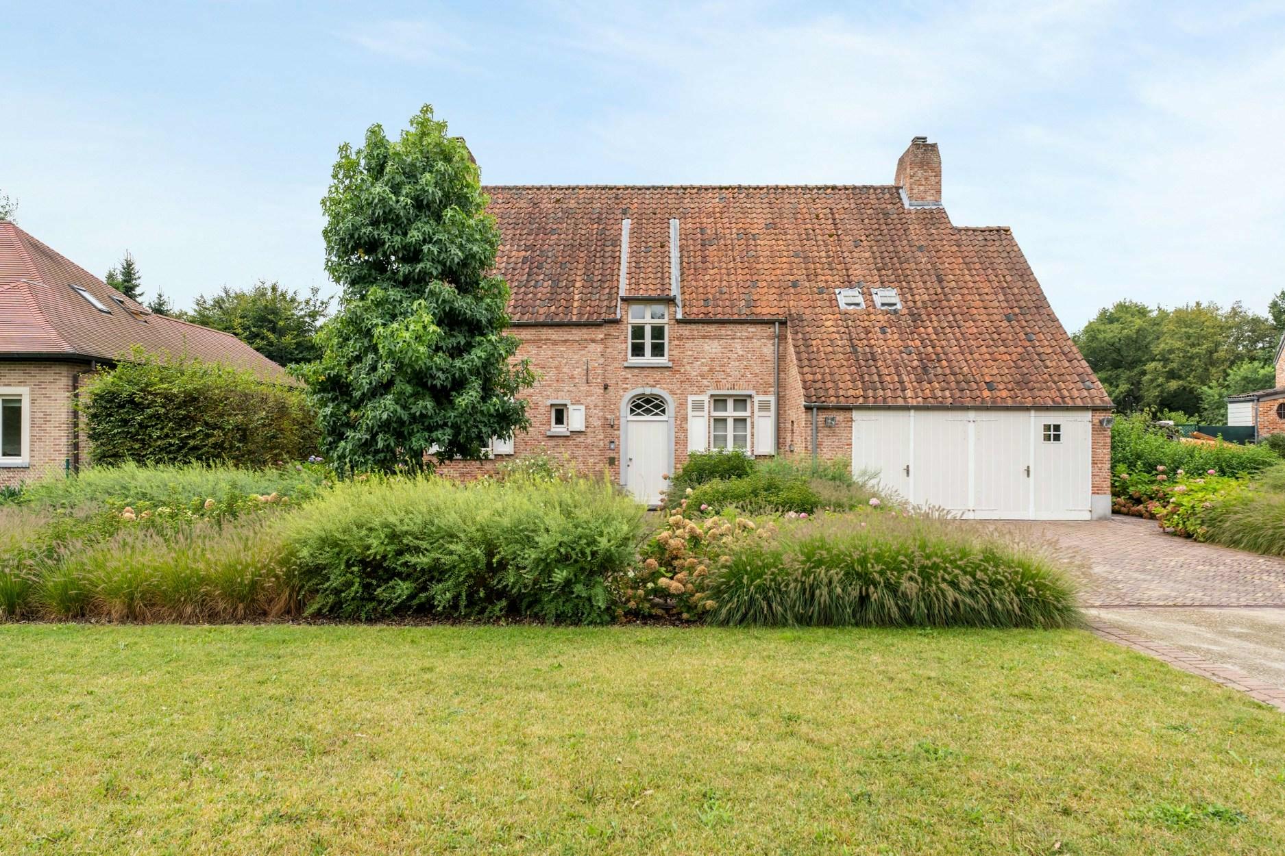 Stijlvolle en degelijke villa met zwembad op een terrein van 1264m2 te Paal.