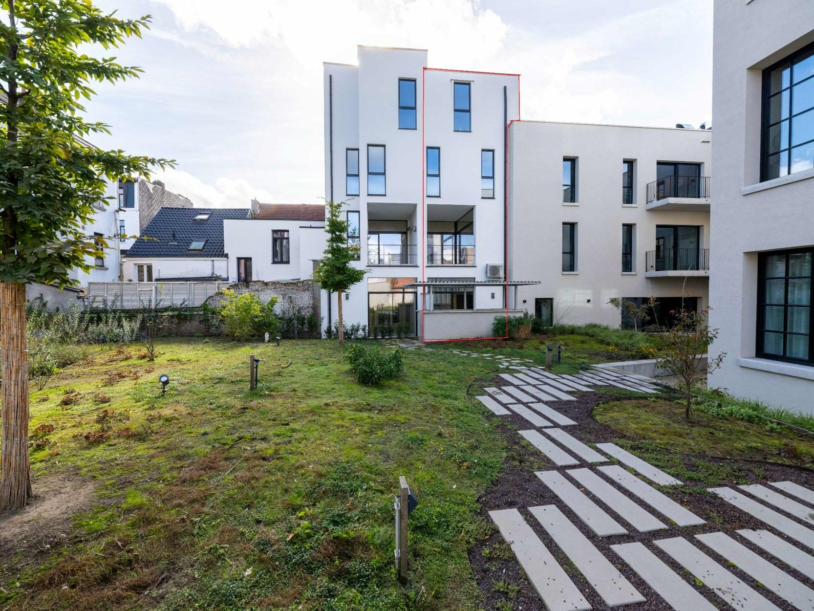 Nabij Groen Kwartier, totaal gerenoveerde woning met stadstuin en terras, 4 slpks en 2 badks.