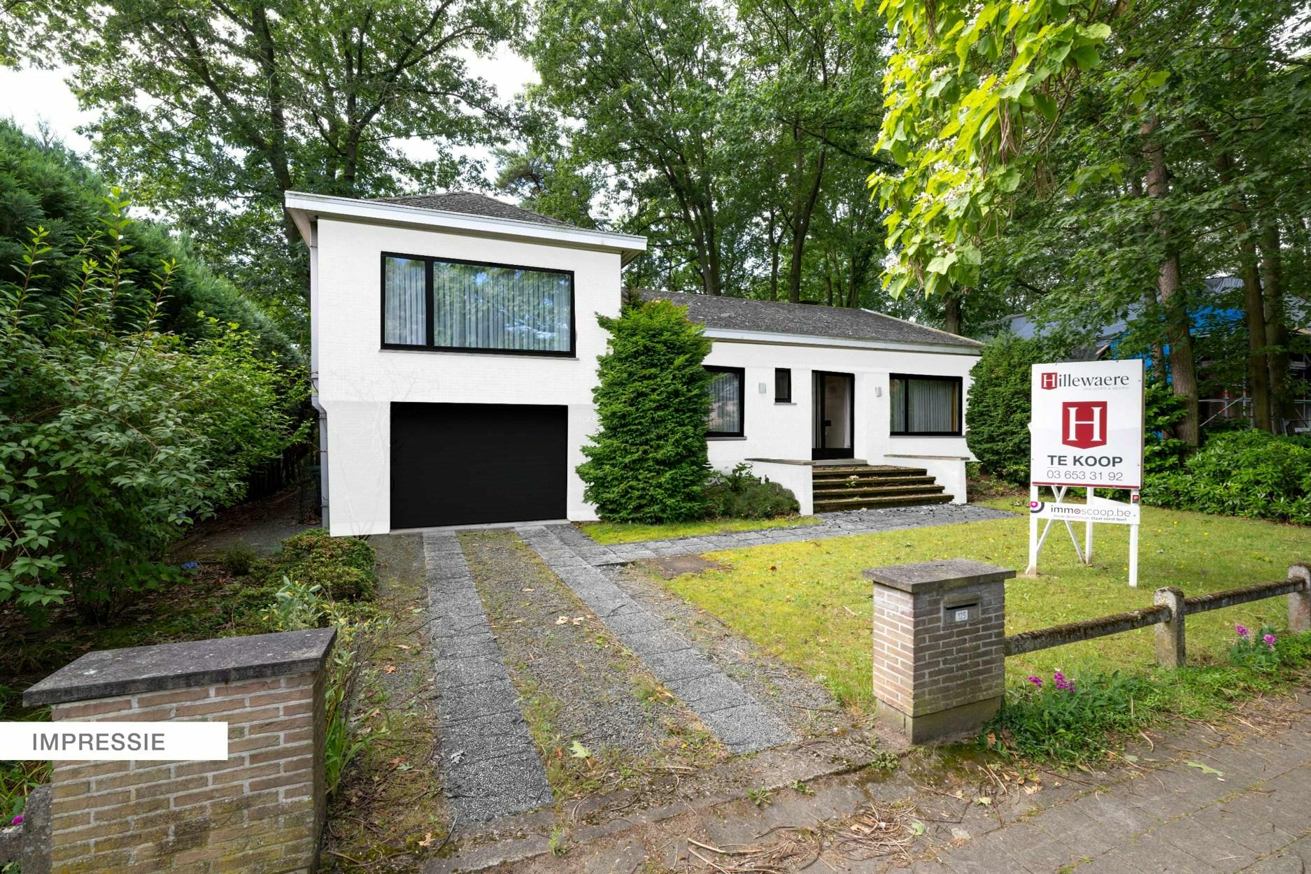 Te renoveren seventies villa in rustige woonwijk in Brasschaat!