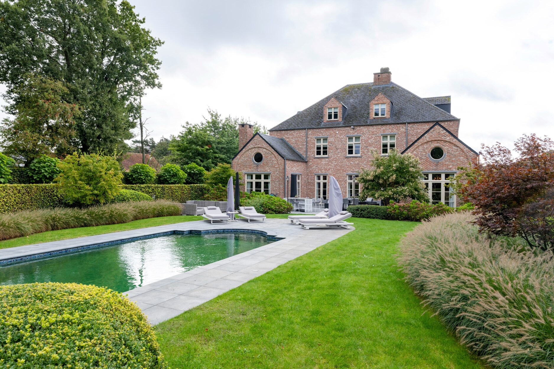 Luxueuze Manoir met oa. 4 slpks, 3 badks, verw. zwembad, groot bijgebouw op ca. 2.673 m².