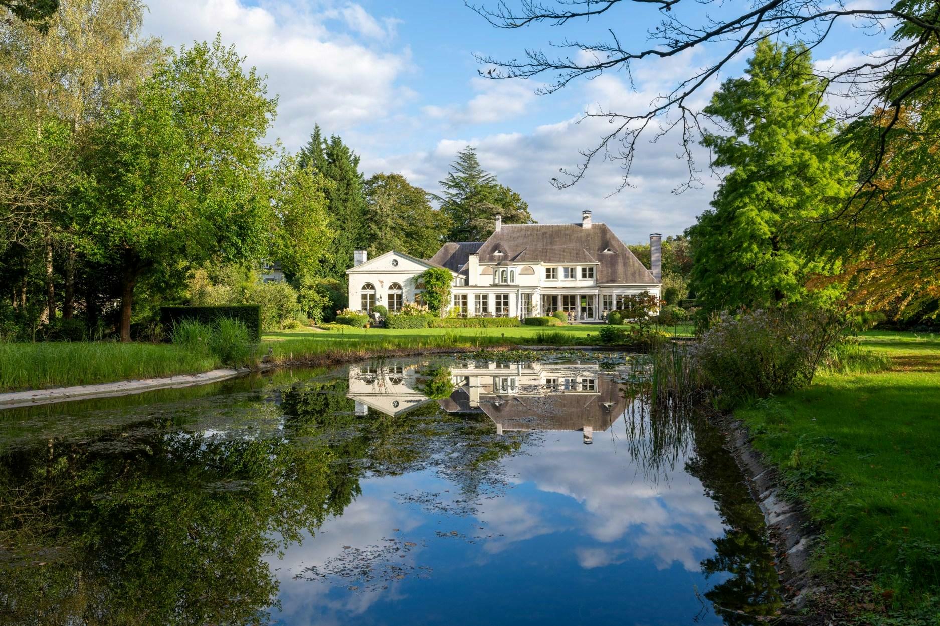 Majestueuze ruime villa met binnenzwembad in parktuin van ca. 11.000 m²