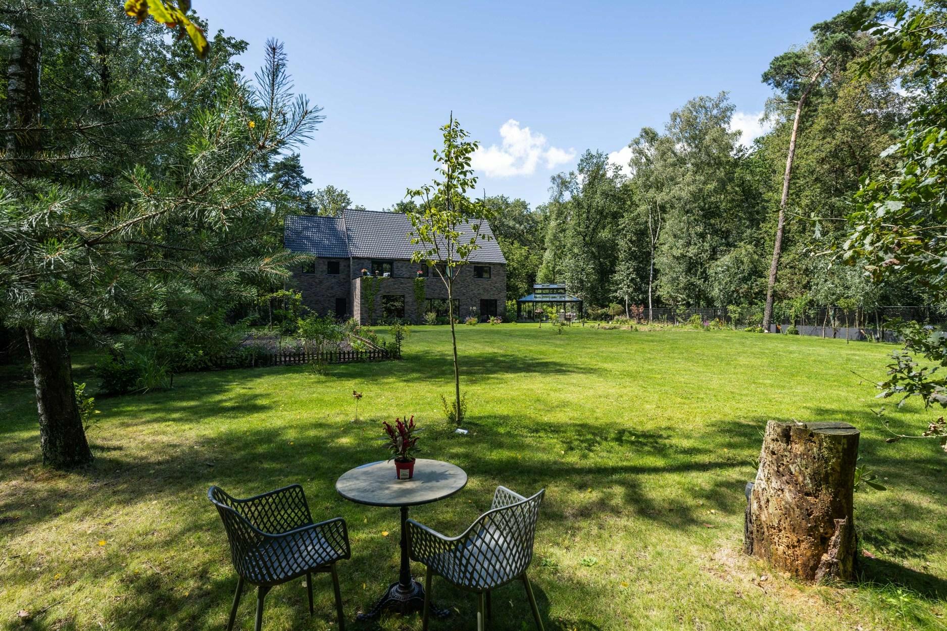 Eigenzinnige 'kasteel'villa over natuurgebied in Kapellen!