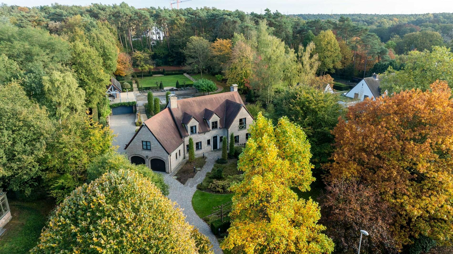 Residentieel in het groen gelegen prachtige 5 slpkm. villa op een terrein van 5367m2 te Genk.