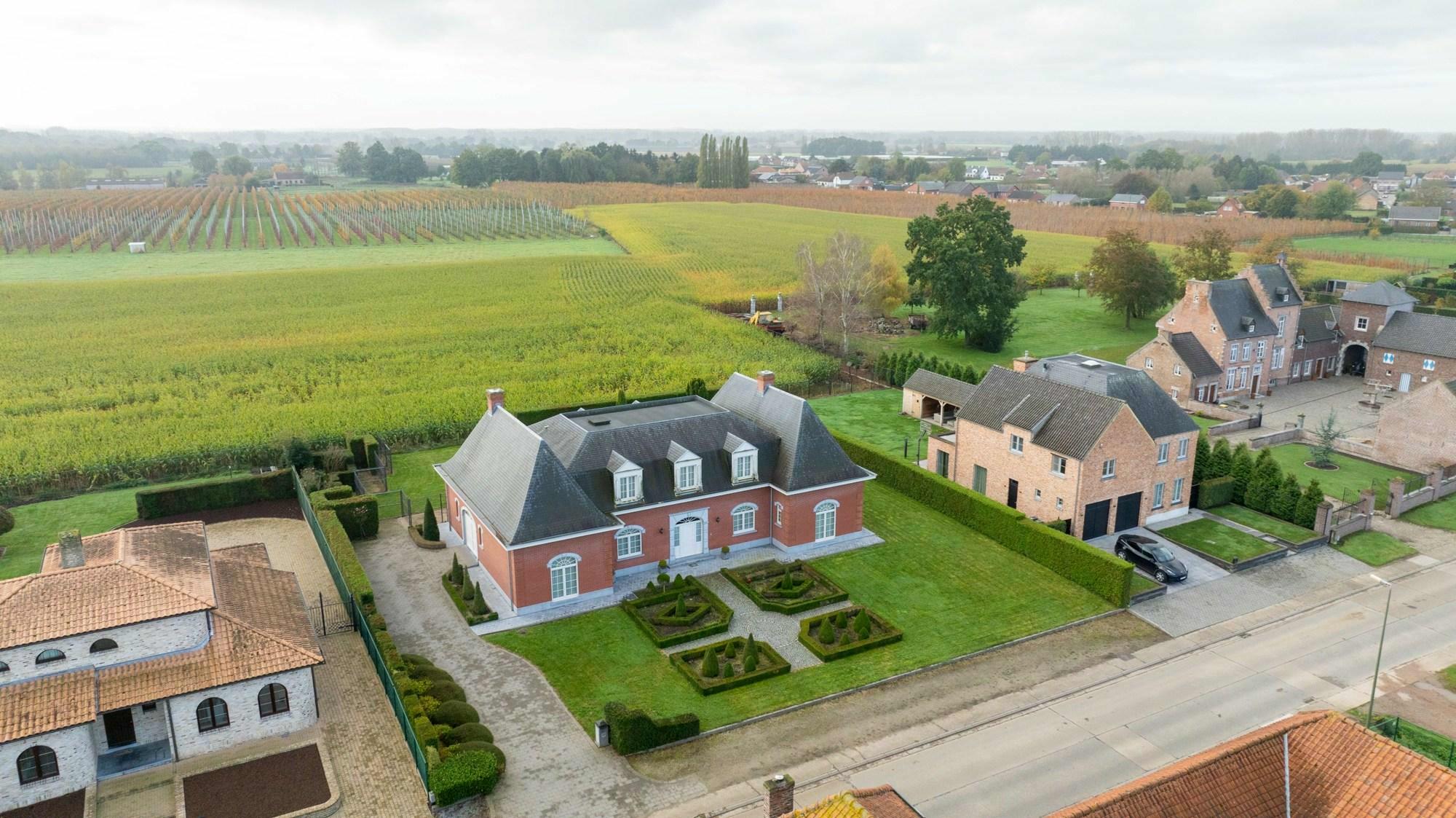 Goed gelegen klassiek gestijlde en degelijke villa van 426m2 op een terrein van 1904m2 te Geetbets.