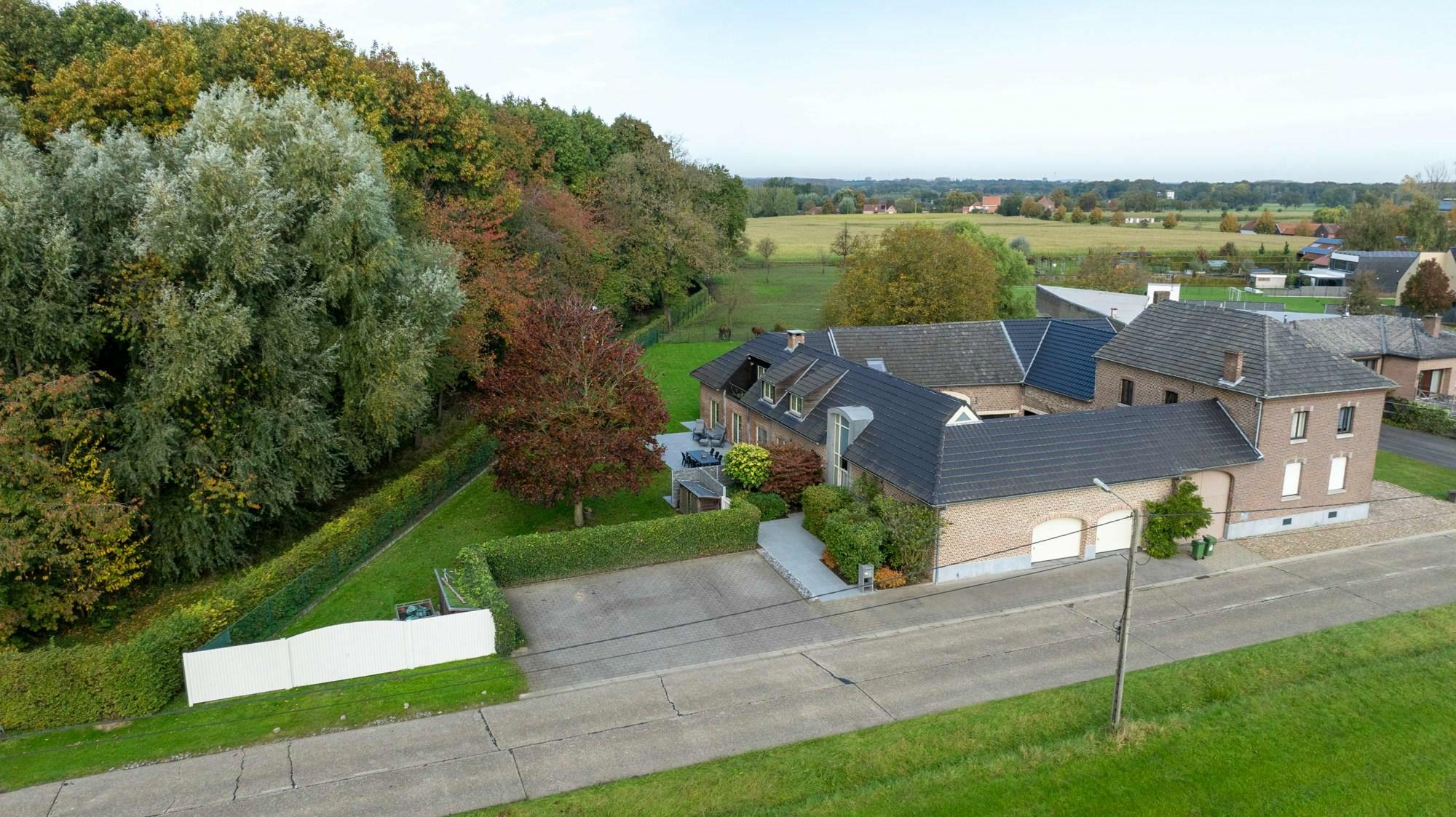 Zeer ruime woning (481m2) gelegen op 17 are