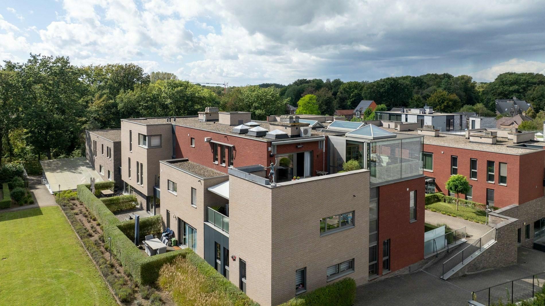 Duplex penthouse van 239m2 met 2 terrassen gelegen in het centrum van Zutendaal.