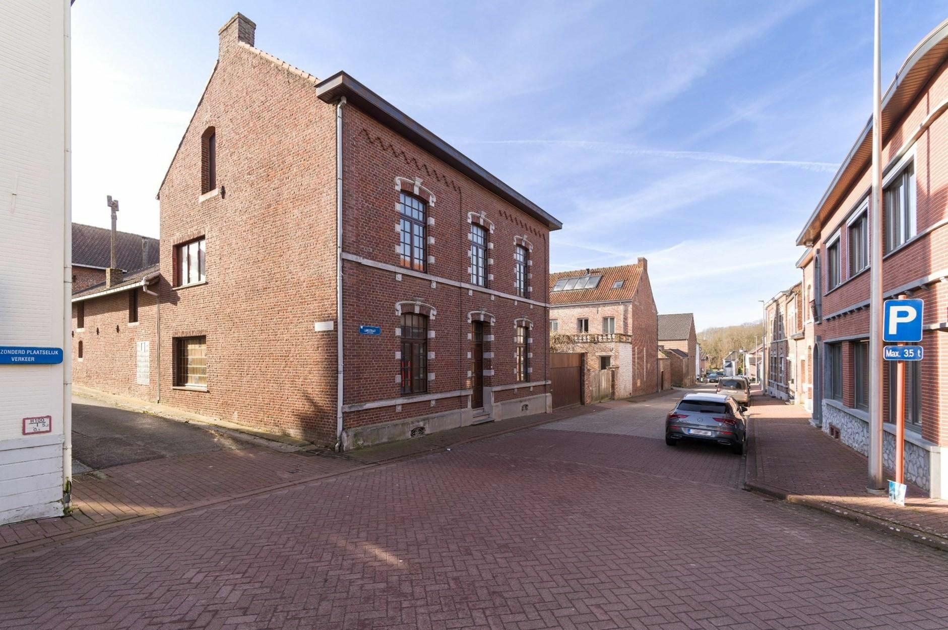 Ruime te renoveren woning met 5 slaapkamers 