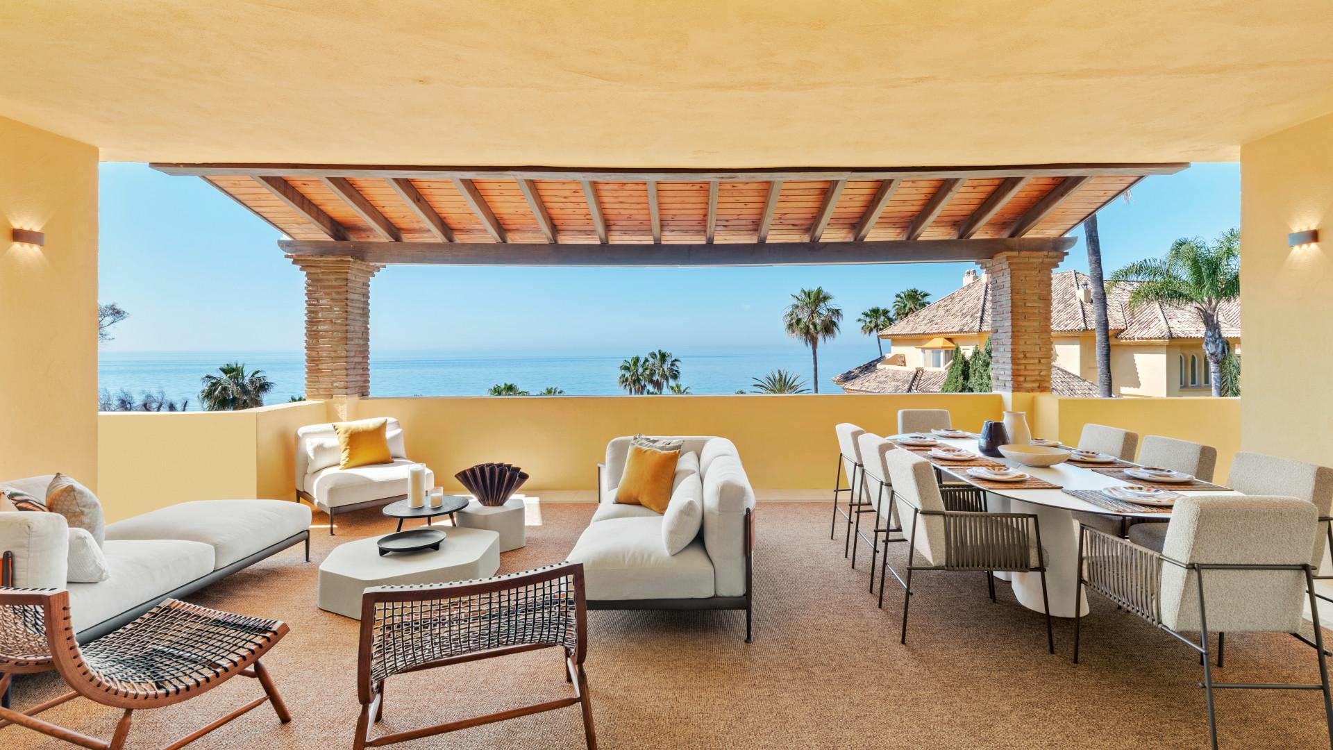 Uitzonderlijk duplex penthouse met directe toegang tot het strand en panoramisch zeezicht in Rio Real, Marbella Oost