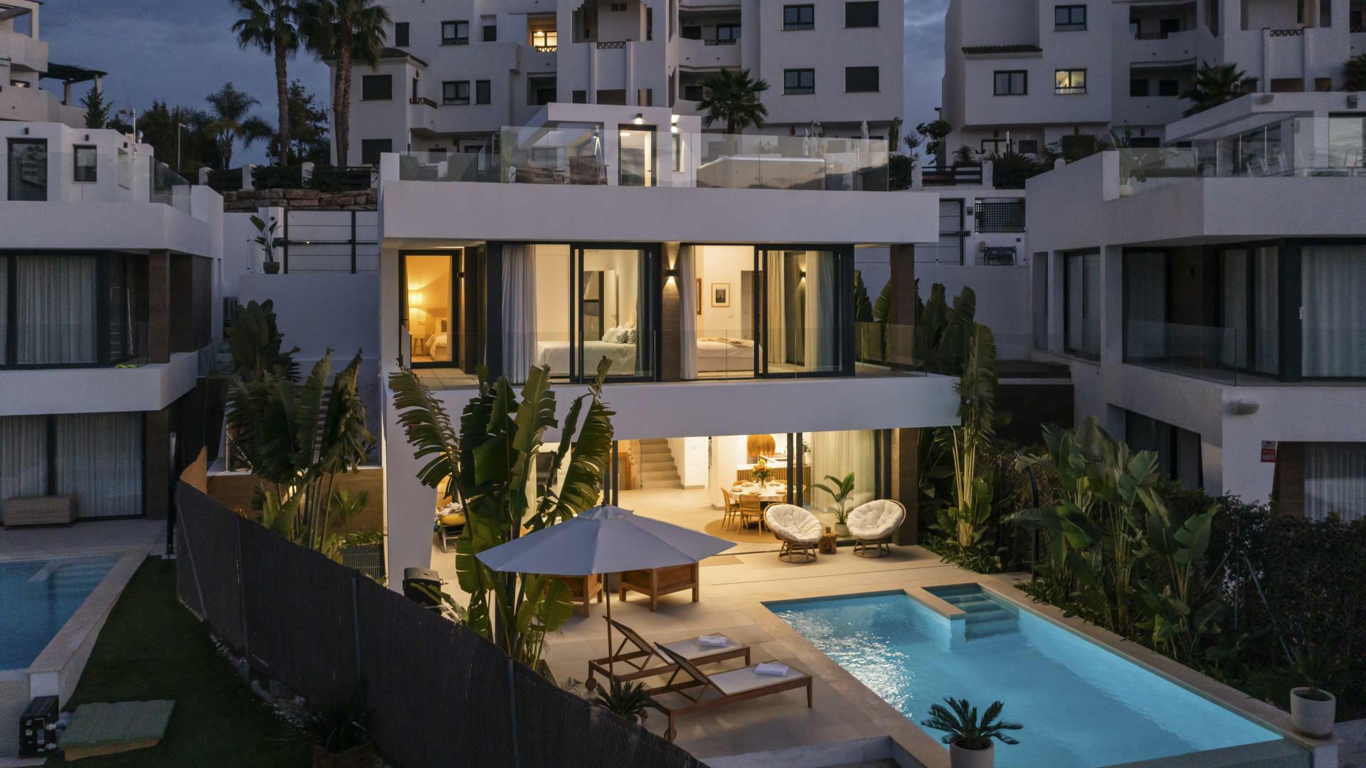 Modernistische villa in Estepona Oost, in La Resina met uitzicht op de bergen en de golfbaan