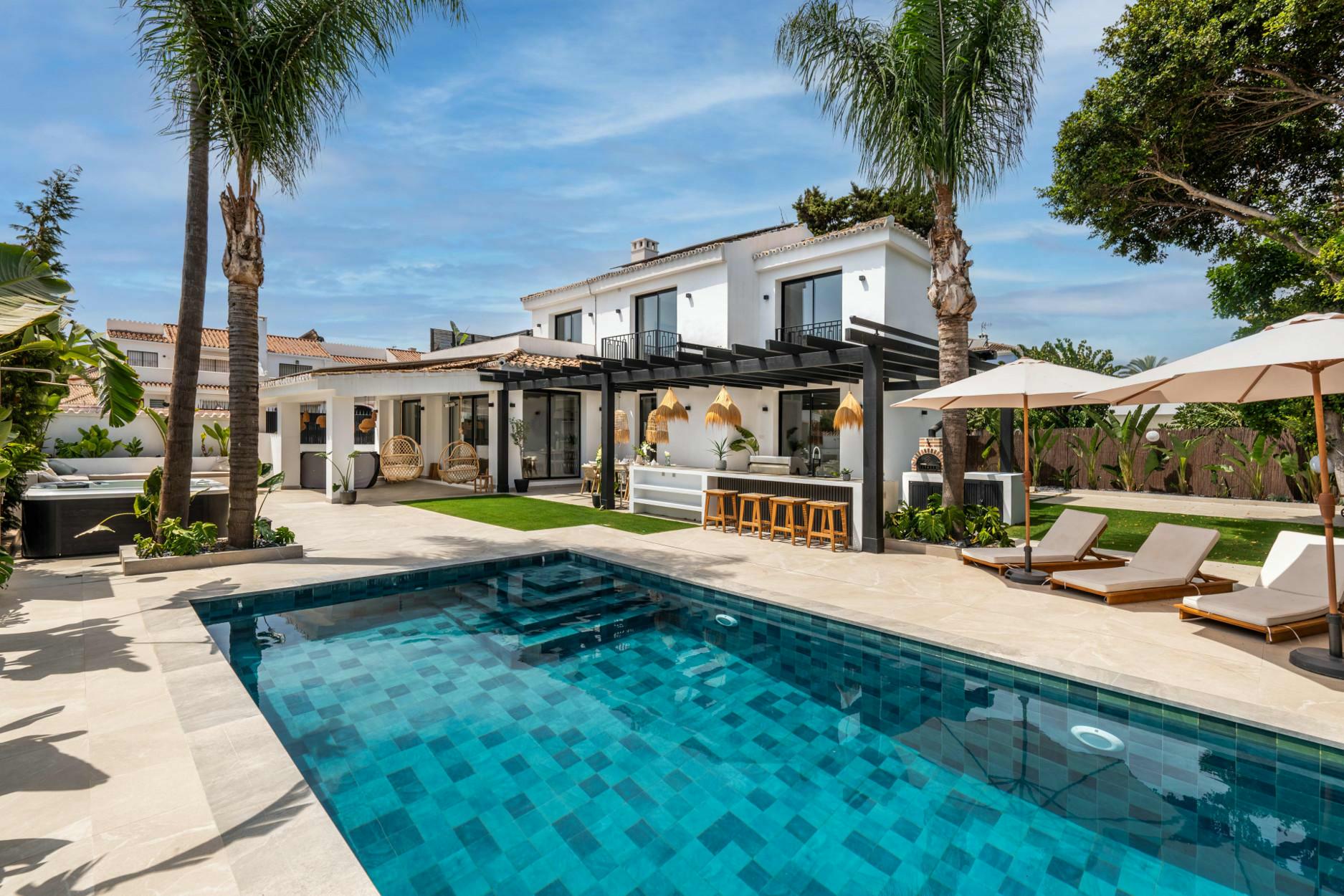 Villa die mediterraan charm combineert met moderne elegant aan het strand in San Pedro de Alcántara, Marbella