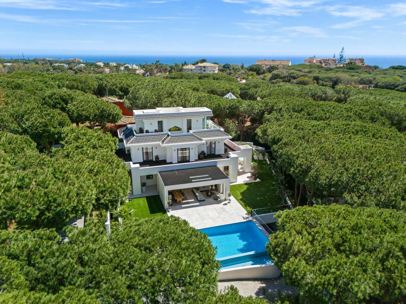 Sublieme villa in een privéomgeving midden in de natuur in Las Chapas, Marbella