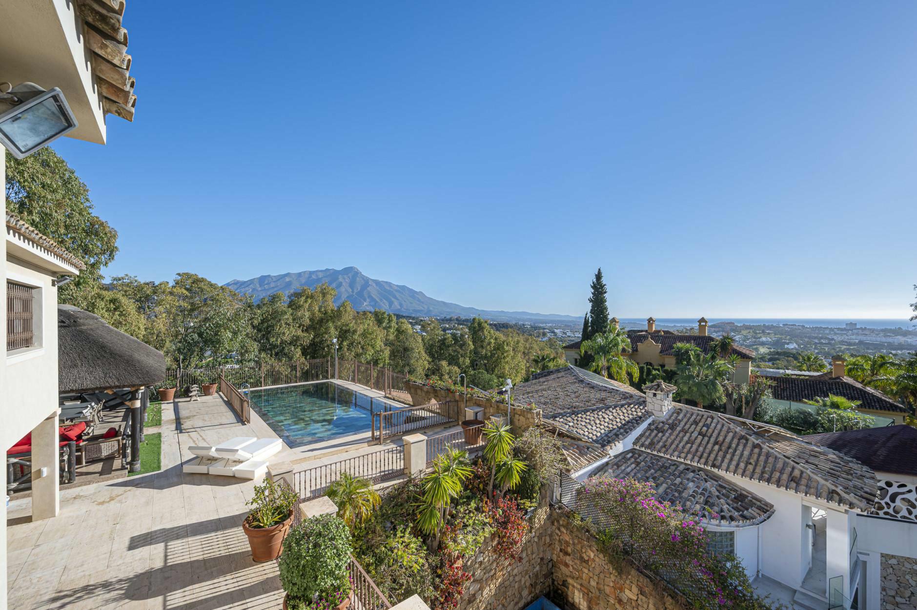 Prachtige grote villa met ongelooflijk panoramisch uitzicht gelegen in het prestigieuze El Herrojo, Benahavis