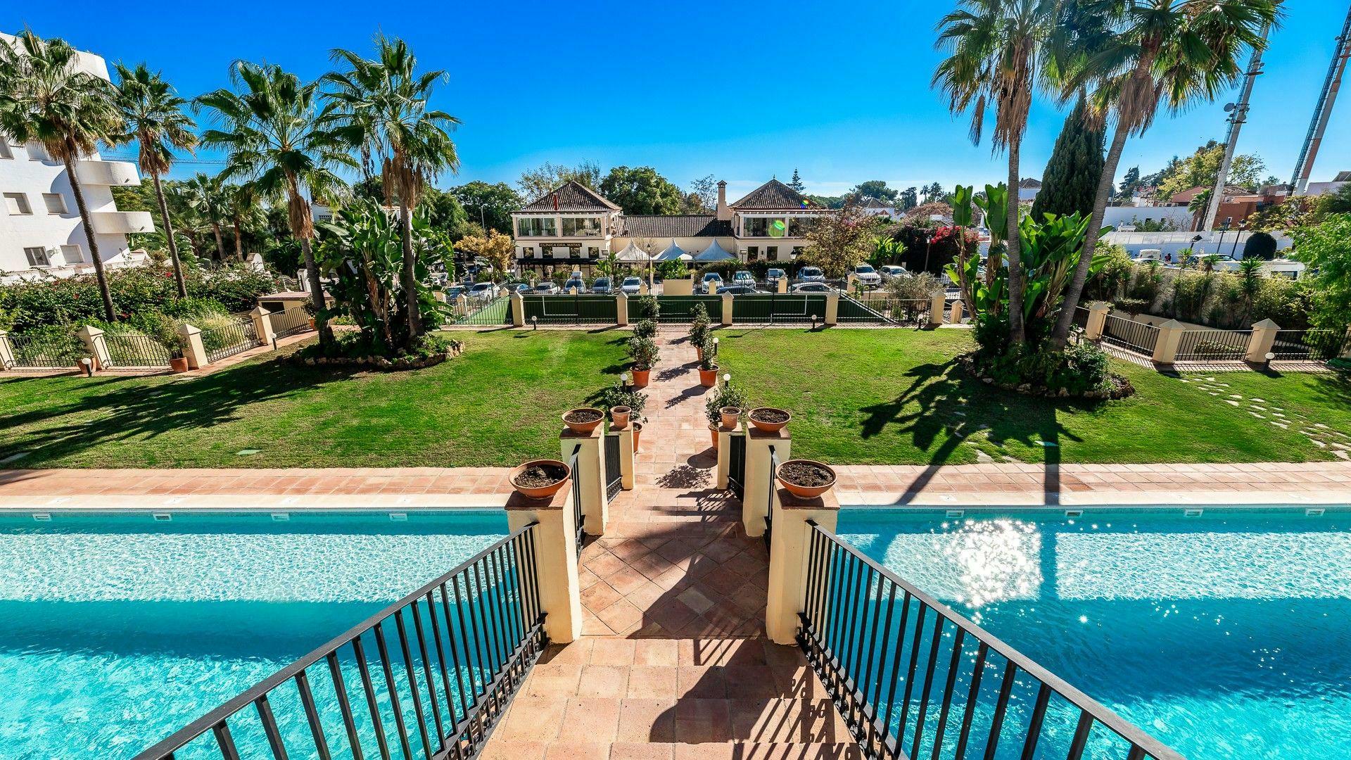 Prachtige twee-onder-een-kapwoning in andalusische stijl op een steenworp afstand van het strand en geweldig uitzicht op zee in Golden Mile, Marbella