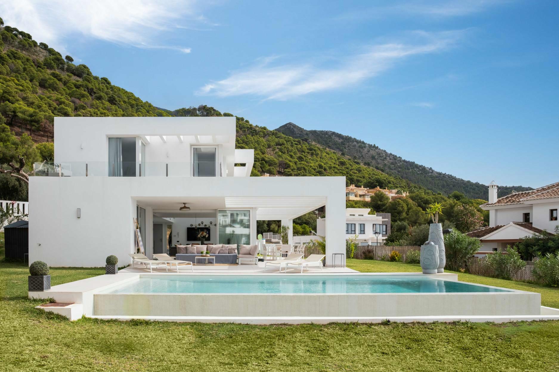 Moderne en lichte villa met prachtige uitzichten op de sierra en de zee in Mijas