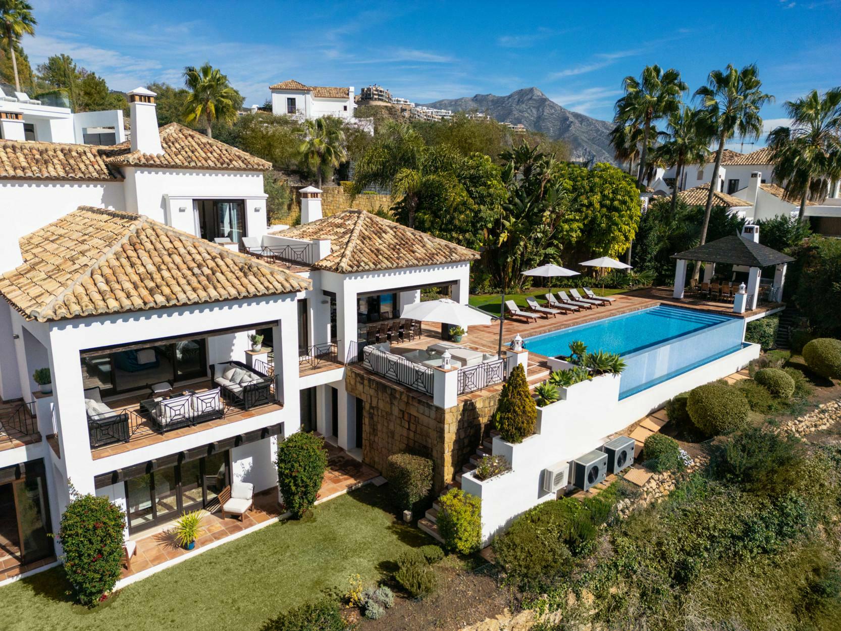 Prachtige moderne villa in Lomas de la Quinta met prachtig panoramisch uitzicht op zee