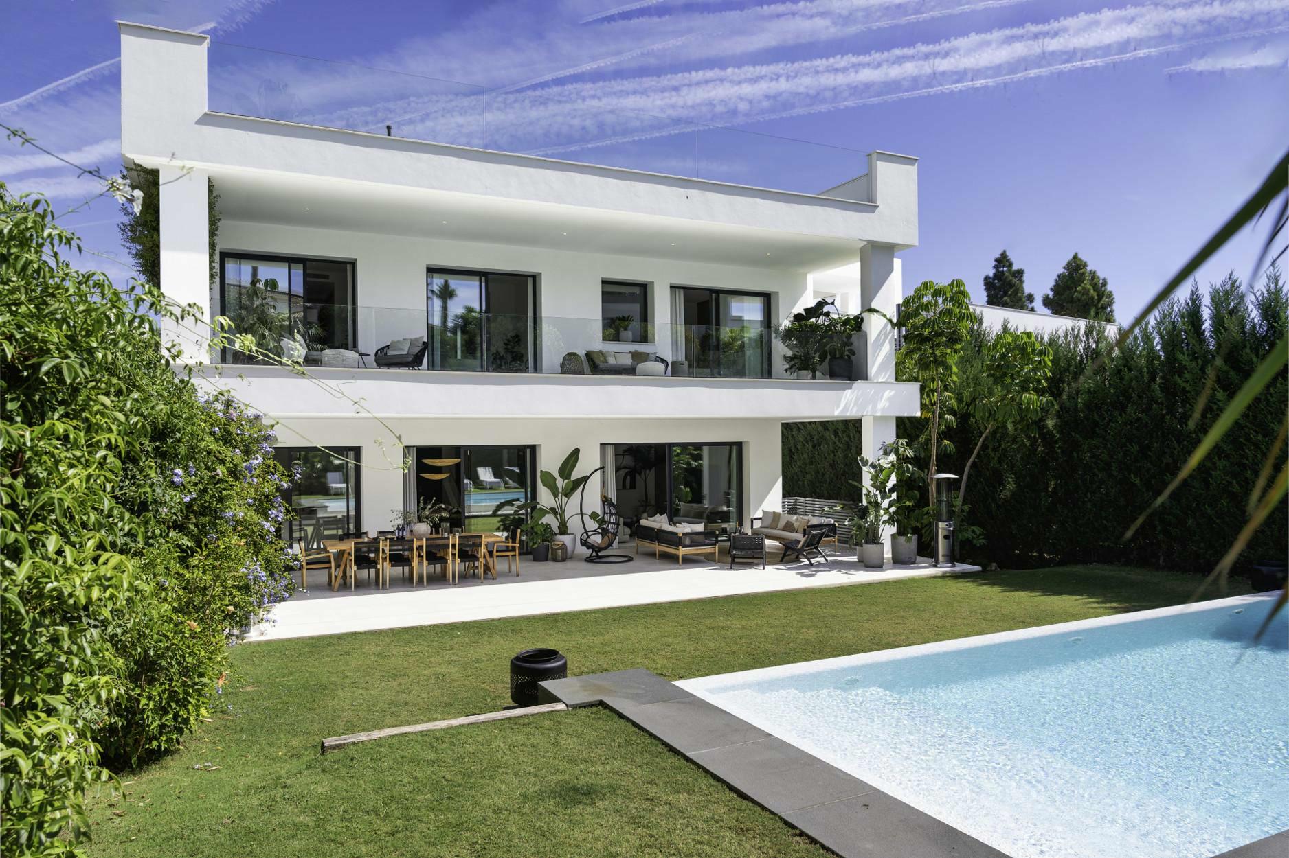 Luxe villa van moderne elegantie en unieke locatie, grenzend aan Puerto Banús, Marbella