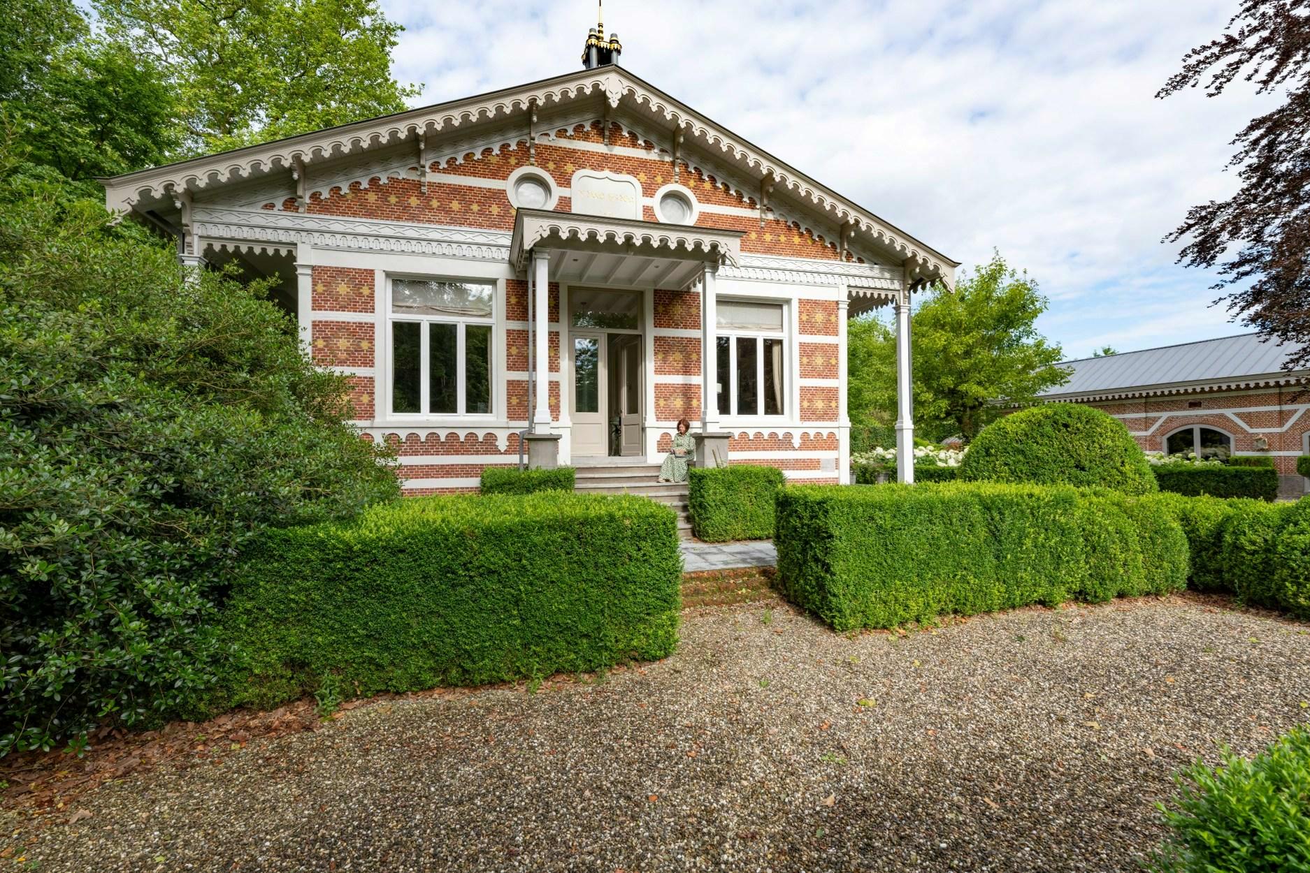 Domein met gerestaureerde villa, koetshuis en bouwgrond 