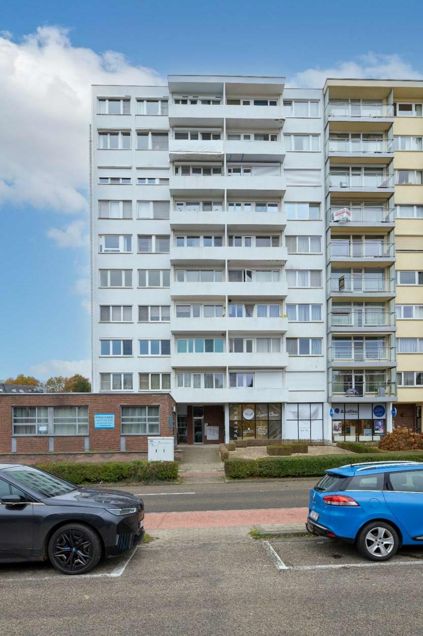 Ideaal gelegen en ruim 2 slpkm. appartement van 131m²  gelegen in het centrum van Genk.