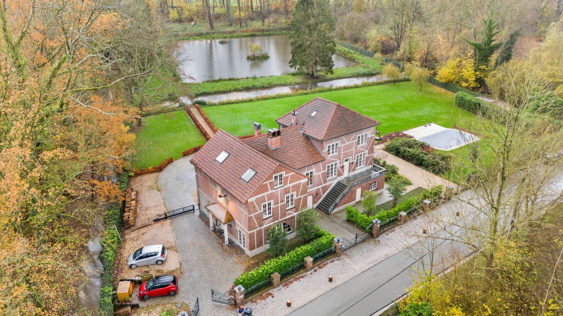 In natuurgebied gelegen villa met 6 slaap- en 3 badkamers, zwembad en vijver op een perceel van +/-11.000m²