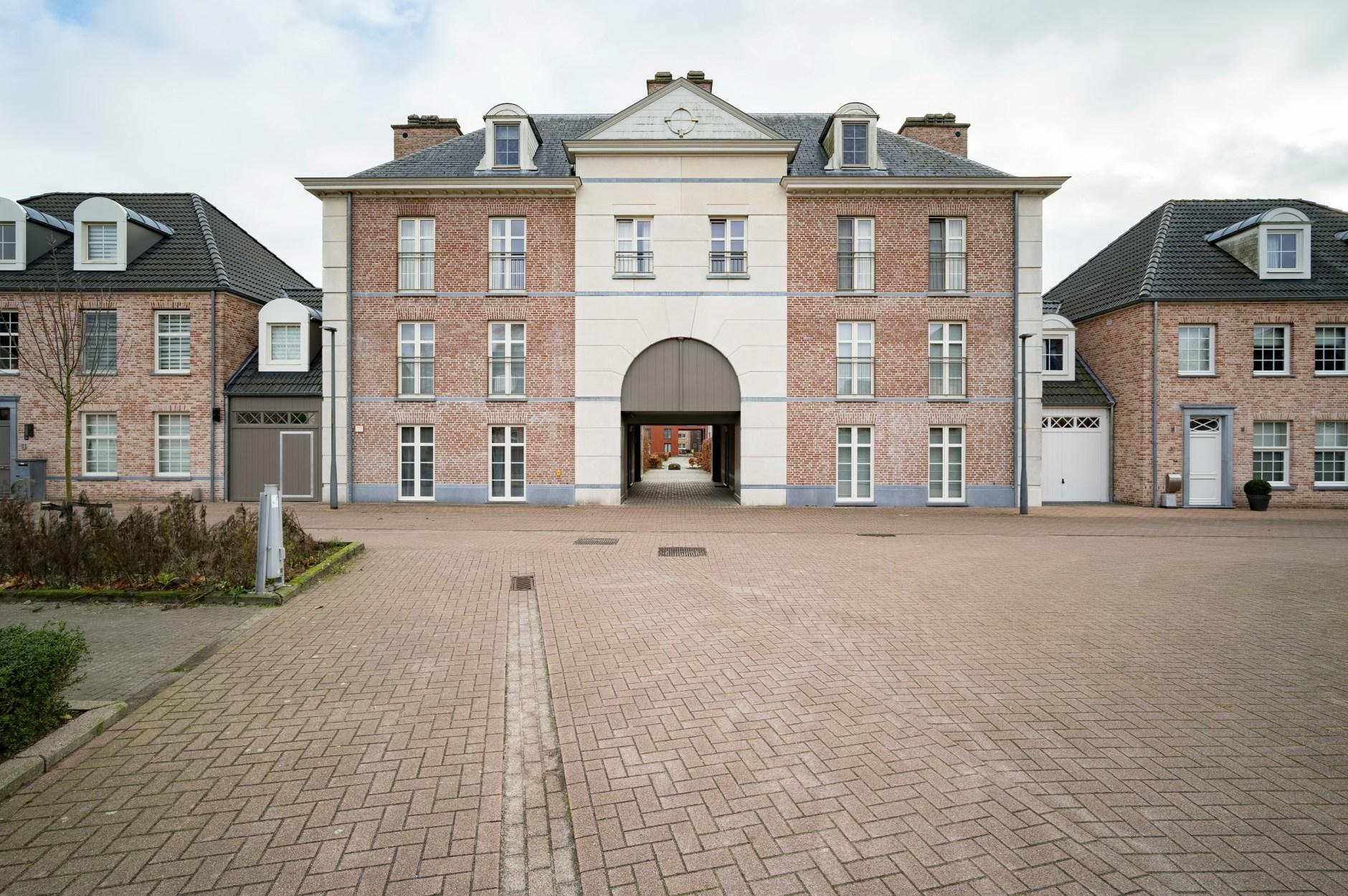 Topklasse gelijkvloers appartement met ruim terras en tuintje en ondergrondse staanplaats