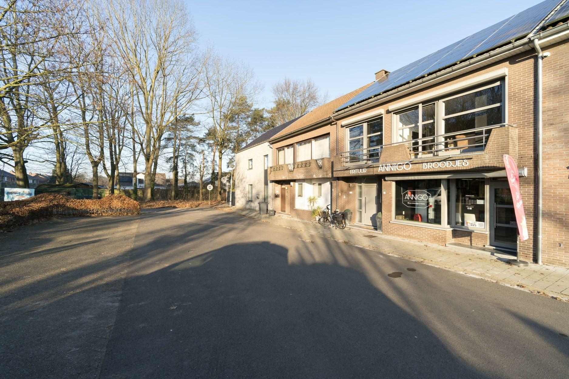 Handelsruimte met bovenliggend 3-slaapkamer appartement in Geel