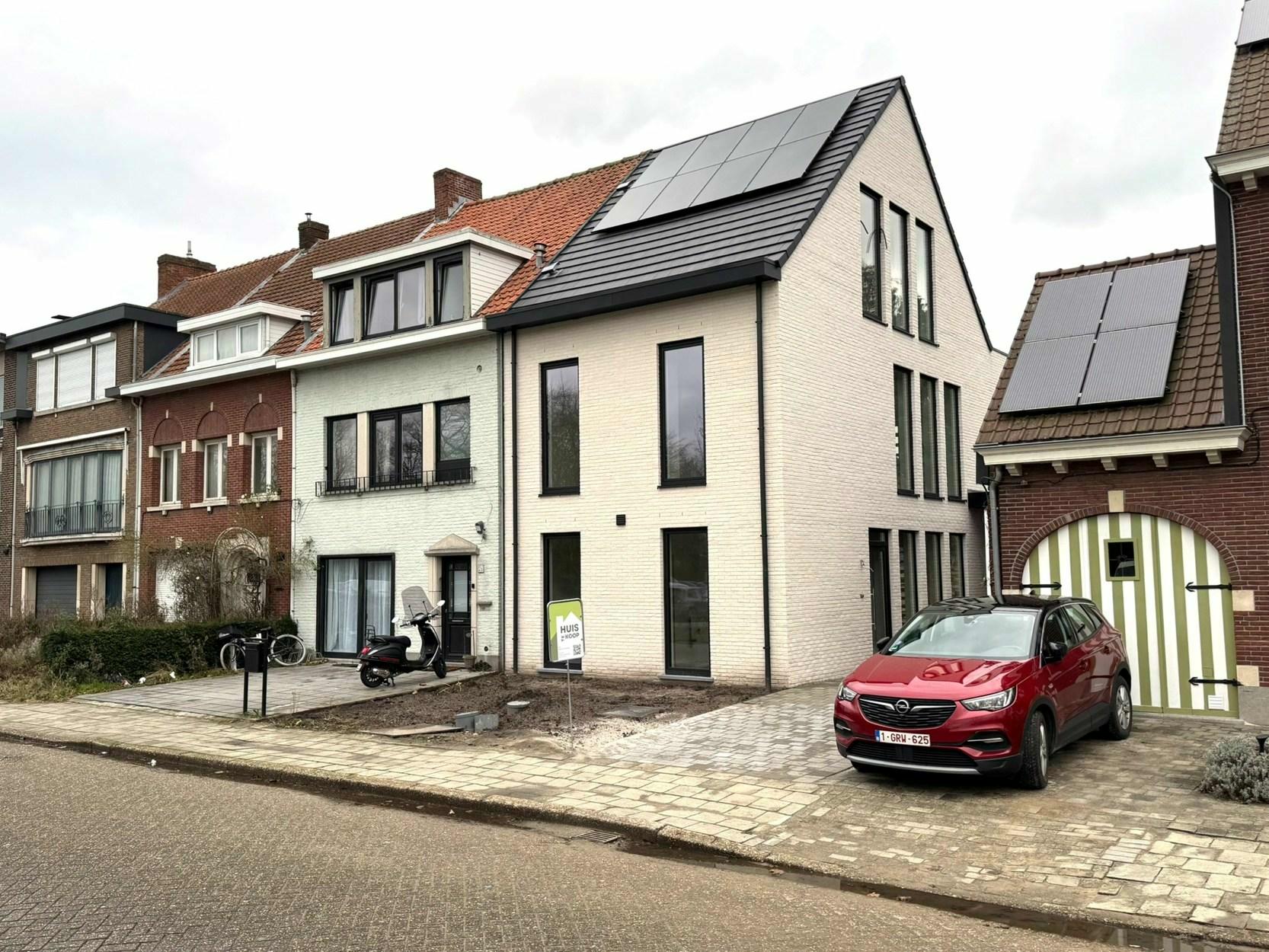 Nieuwbouwwoning met 3 slaapkamers en grote zolderruimte op een gunstige locatie!