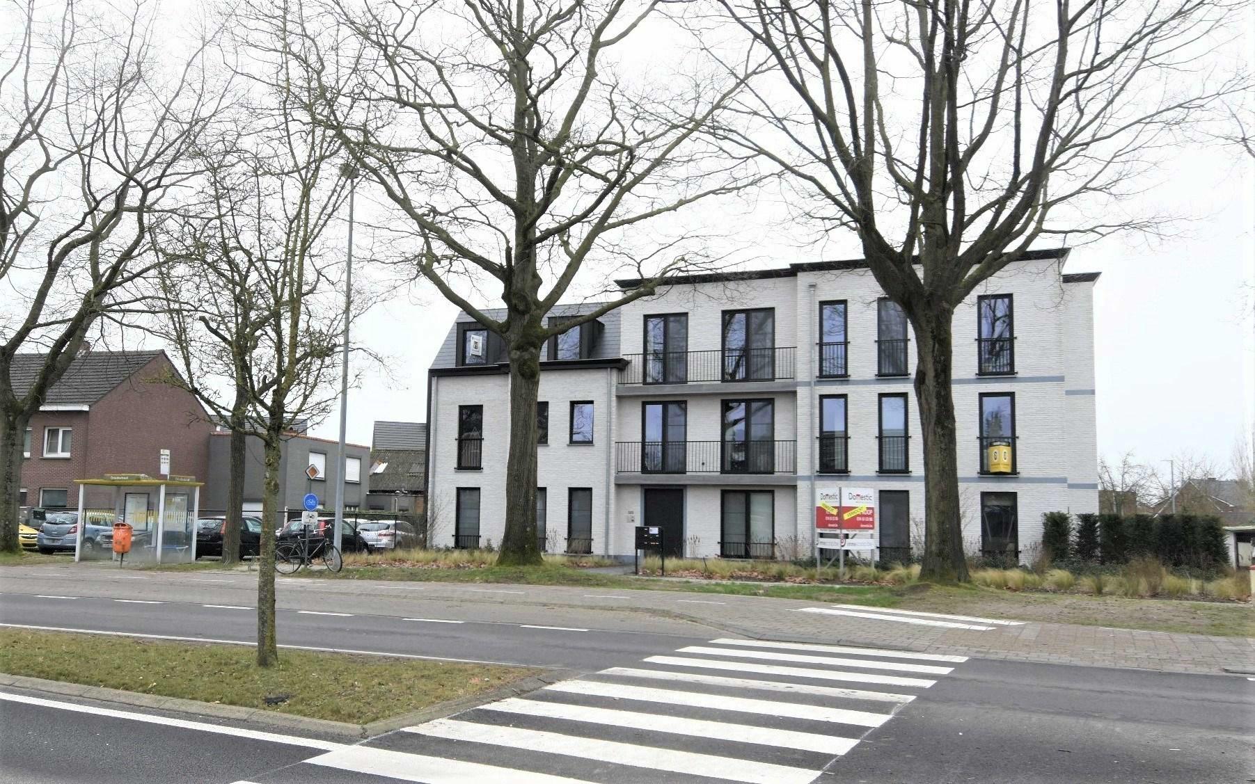 Recent appartement met 2 slaapkamers en 2 staanplaatsen