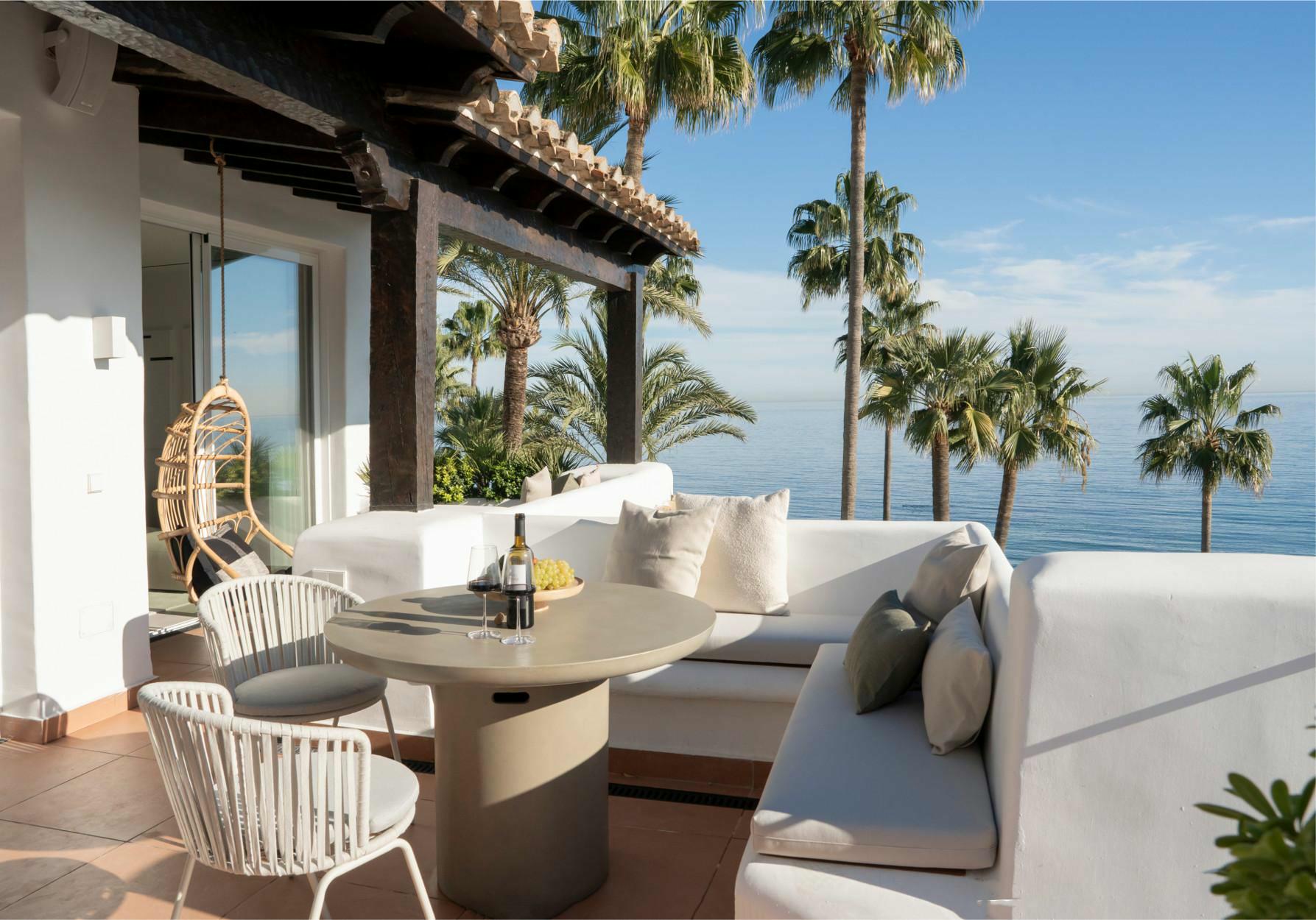 Licht duplex penthouse aan het strand in een luxe wooncomplex in Estepona