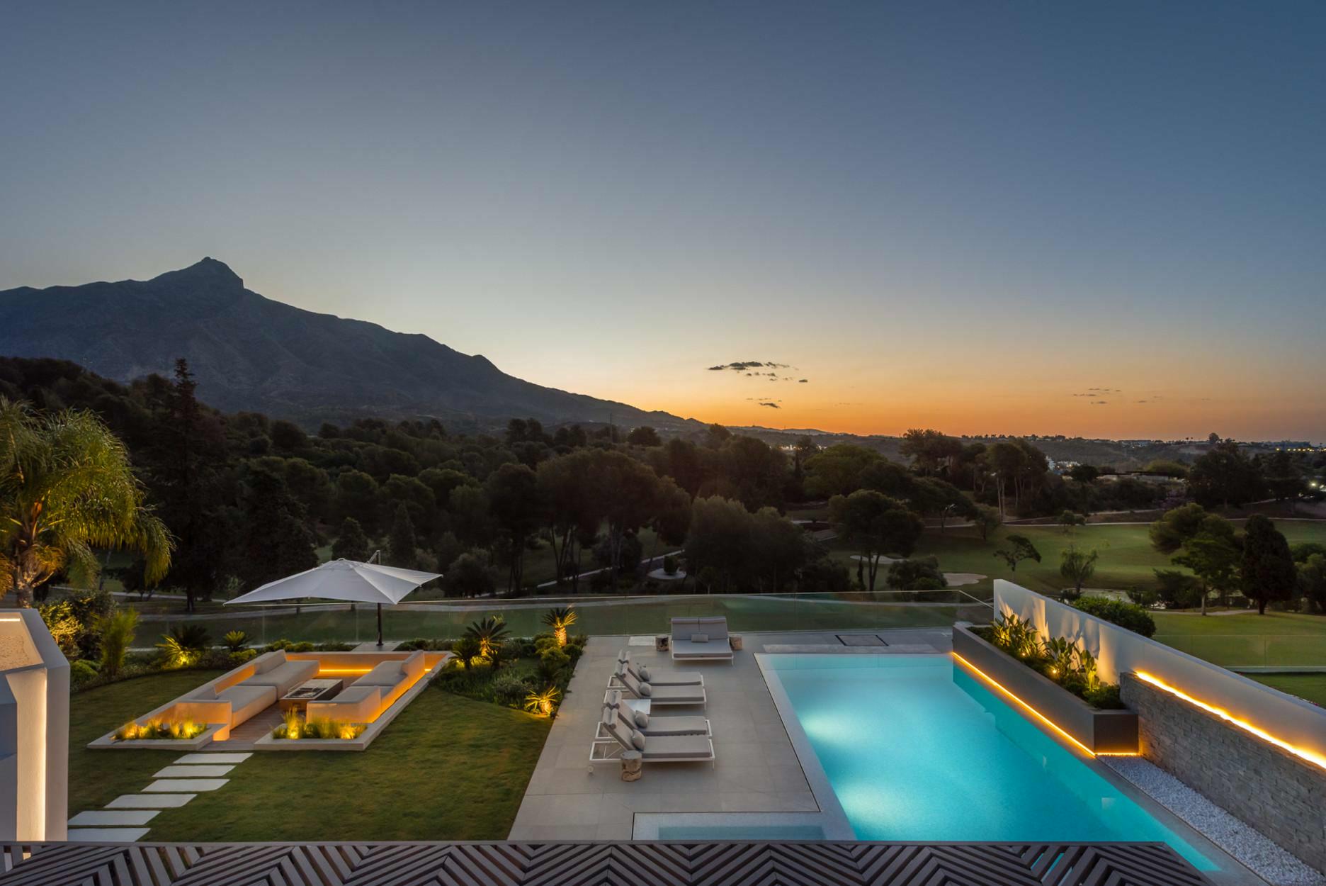 Imposante villa met ongelooflijk panoramisch uitzicht in het hart van de golfvallei in Aloha, Nueva Andalucia