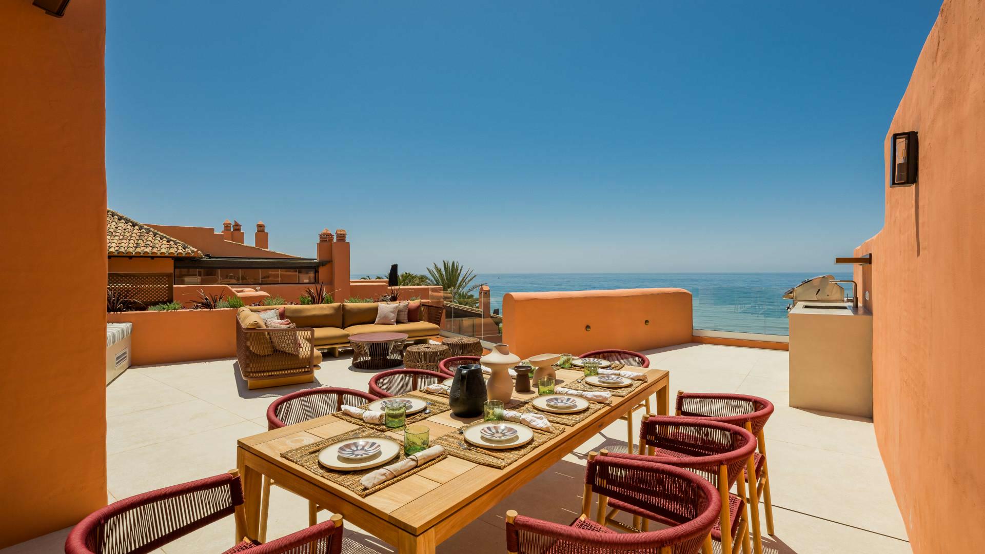 Onderscheiden duplex penthouse aan het strand in La Morera, Marbella Oost met directe toegang tot de zee