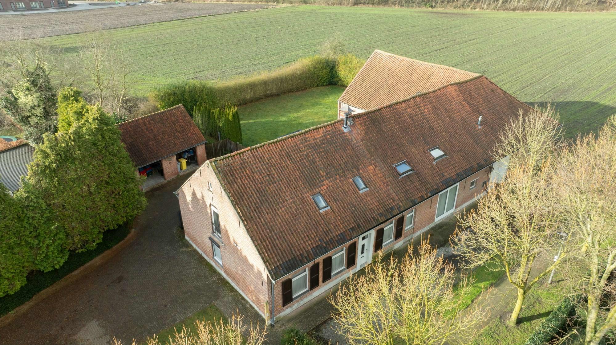 Te renoveren hoeve met polyvalente ruimte van ca. 200m² 