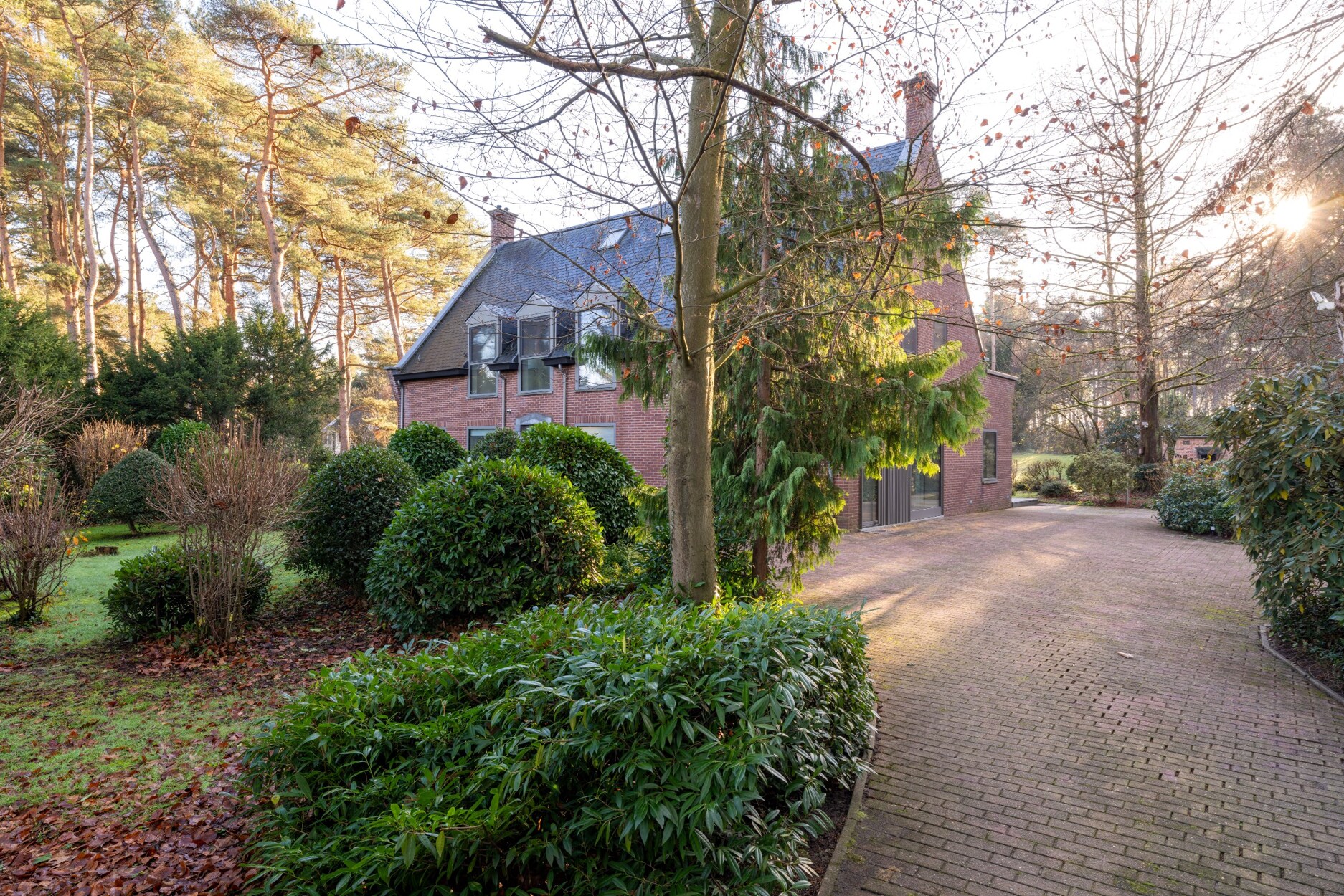 Tijdloze villa op een terrein van 3500m2 gelegen op een toplocatie te Mechelen-aan-de-Maas.