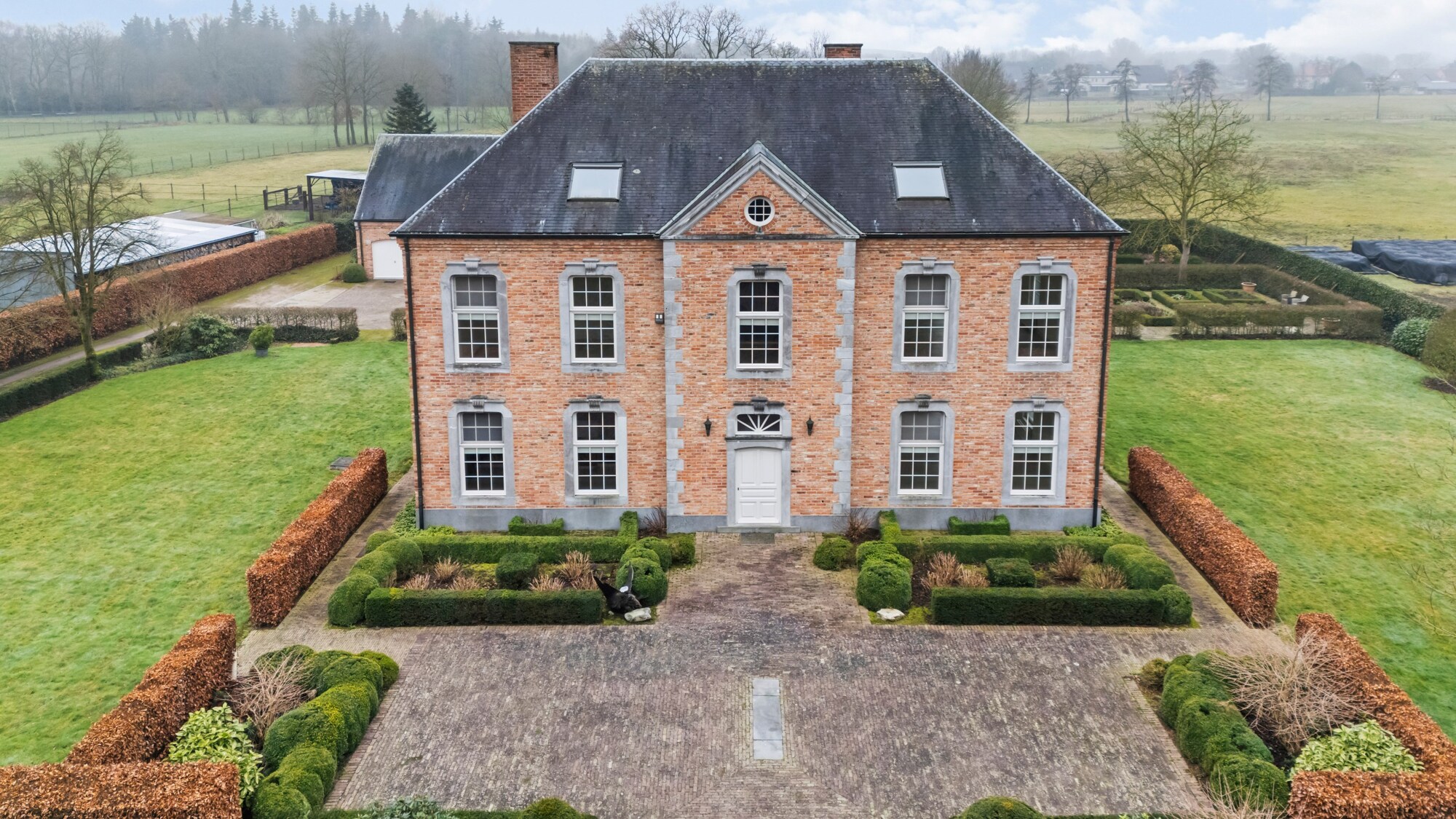 Unieke villa met mogelijkheden gelegen te Mol (Rauw) op 10.728 m²