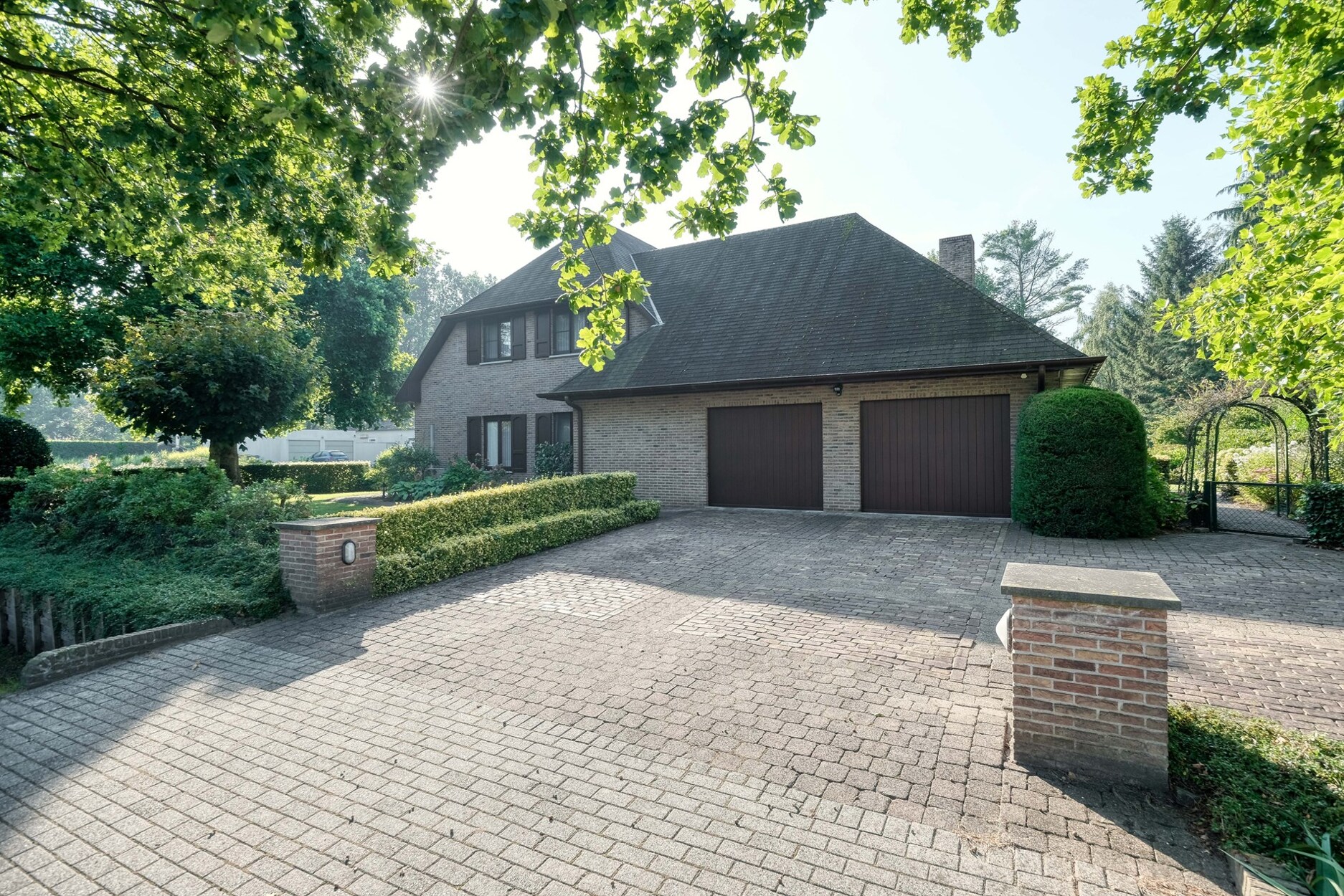 Verrassend ruime villa op 2.010 m² op residentiële locatie te Oud-Turnhout.