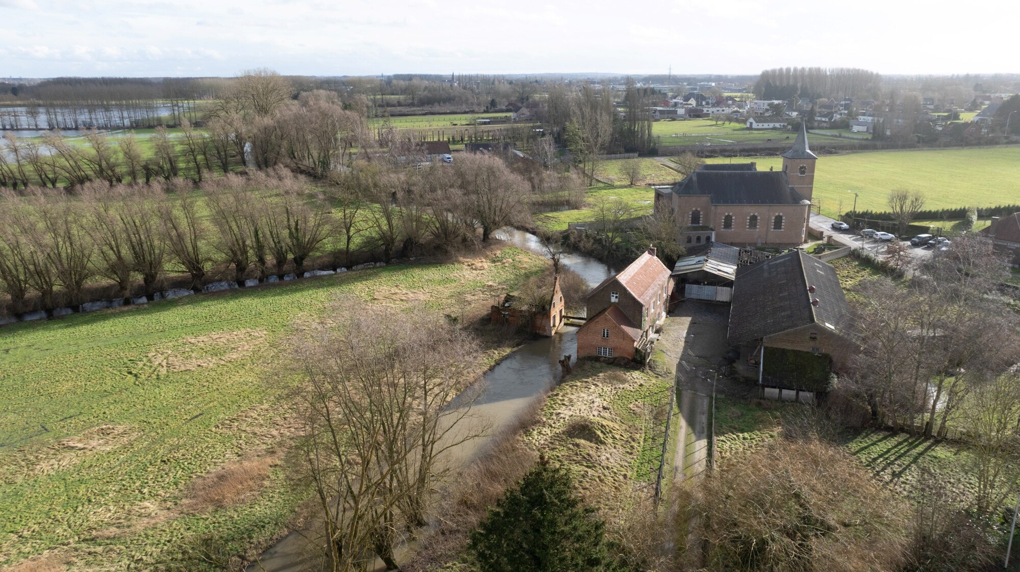 Voormalige te renoveren watermolen + woonst met stalling op een terrein van 17262m2 te Halen.